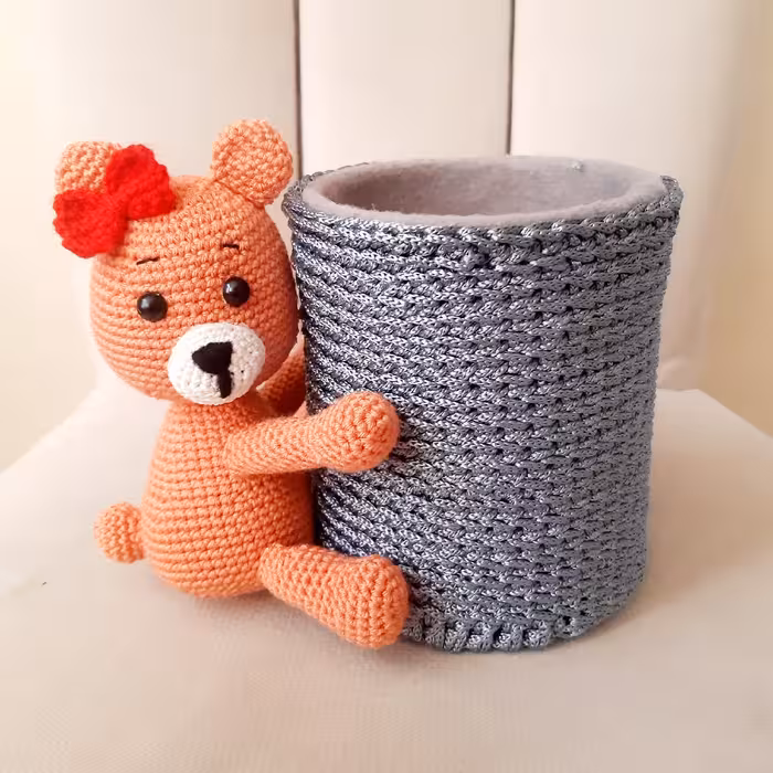 جامدادی (جابُرِسی)بافتنی،بافته شده با نخ مکرومه و کاموا ترک،داخل جامدادی فلزی و آستر نمد دارد.ارتفاع 12 و قطر جامدادی10 