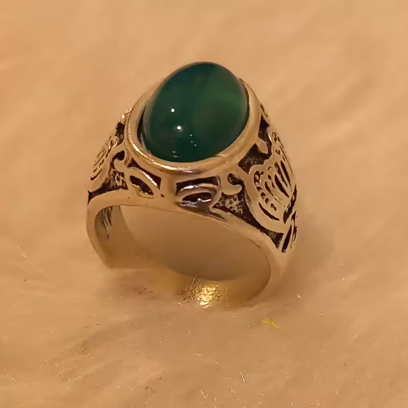 انگشتر روکش نقره مردانه نگین عقیق سبز  شیک و قیمت دوسال پیش گزاشتیم.هم برای هدیه عالیه وهم استفاده شخصی.رنگ ثابت