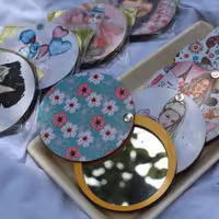 آینه کیفی دایره ای.جنس چوبی. در طرحهای متنوع و زیبا