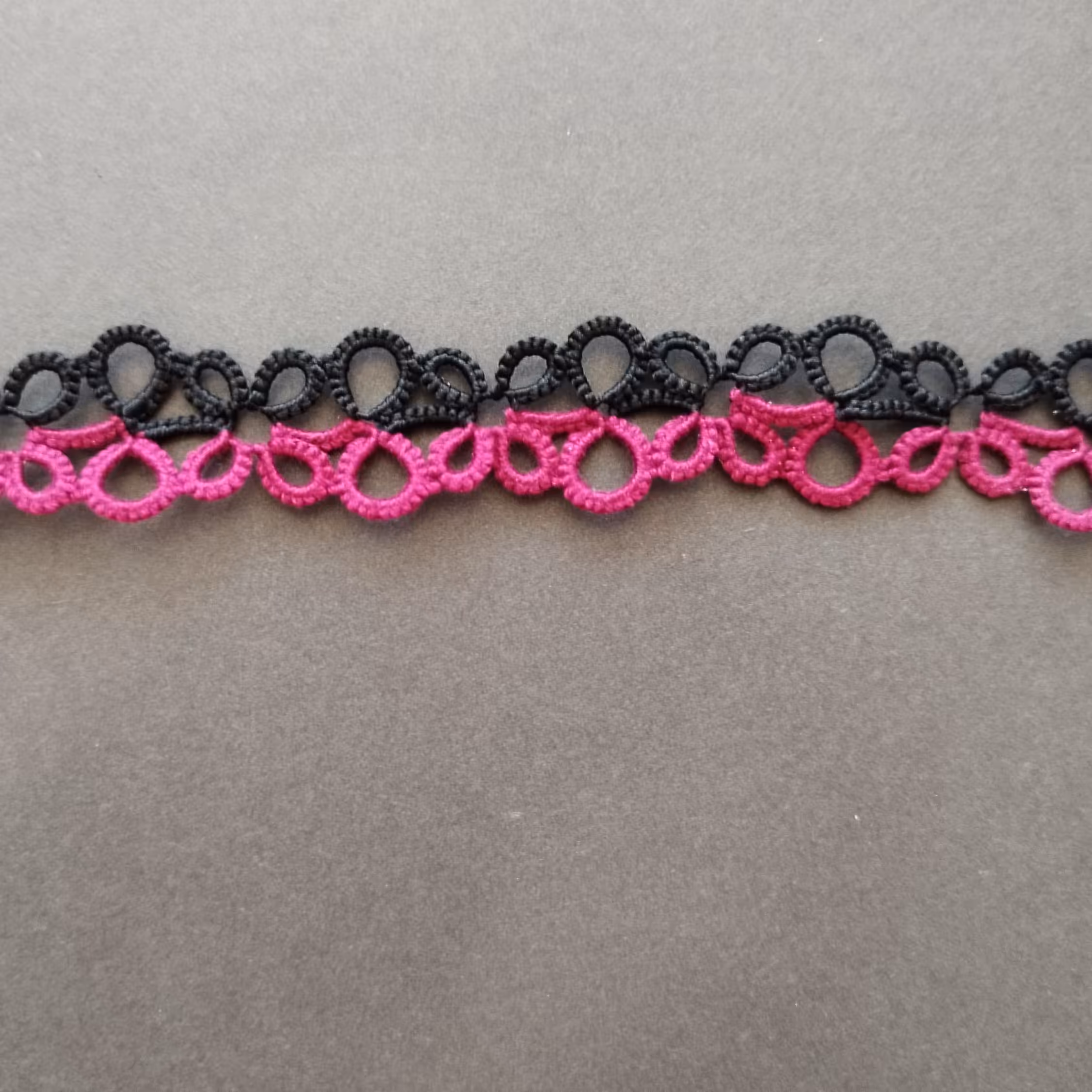 دستبند گیپور بافی  بافته شده با نخ کتان رنگ قرمز ومشکی