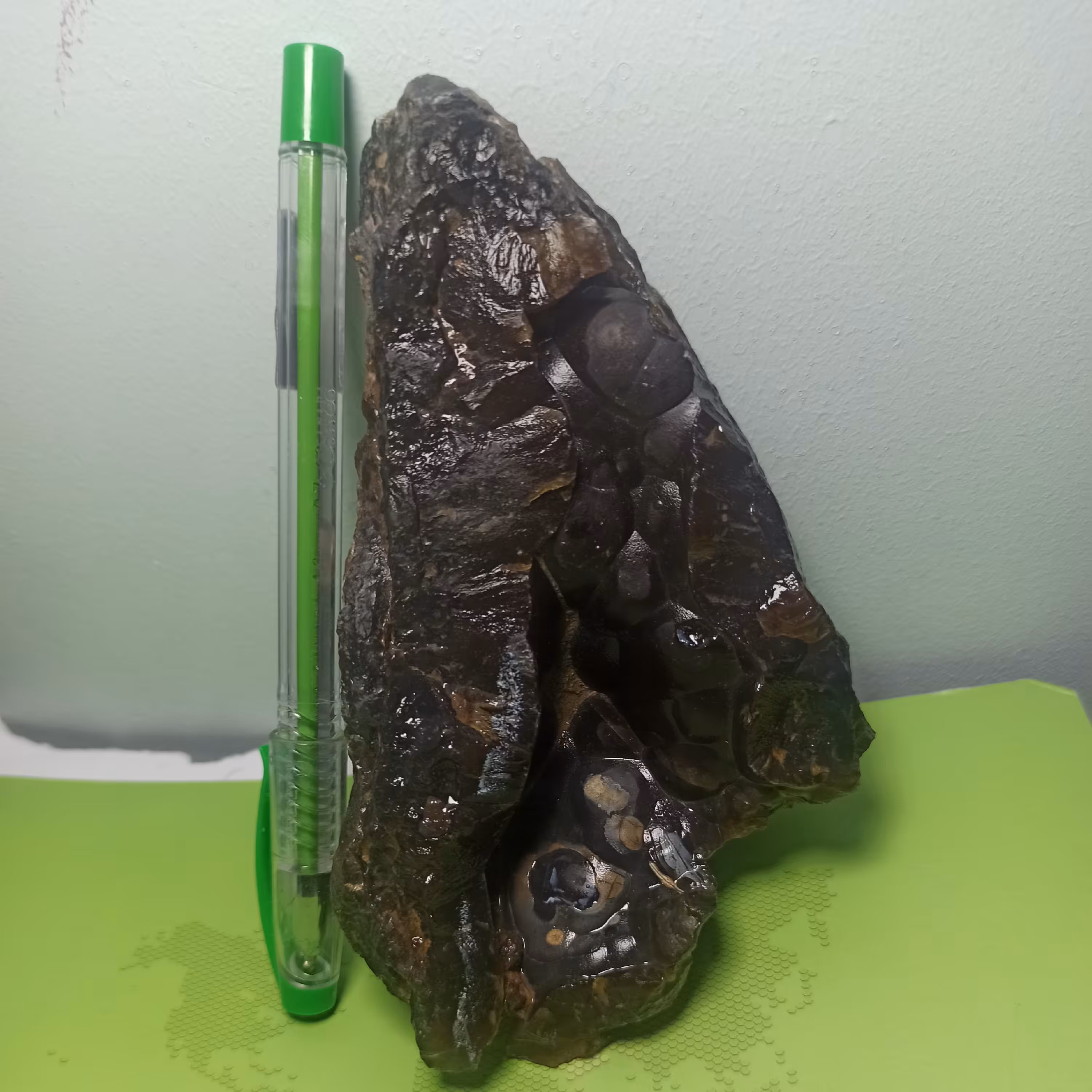 سنگ راف عقیق تیره کاملا طبیعی و اصل معدنی کلکسیونی تزیینی و قایل تراش 