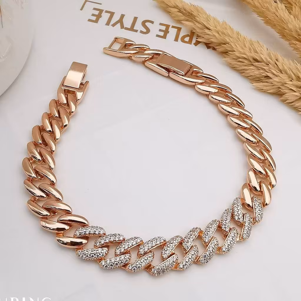 دستبند کارتیر مشابه طلا با ظریف کاری بی نظیر مناسب استفاده روزانه 