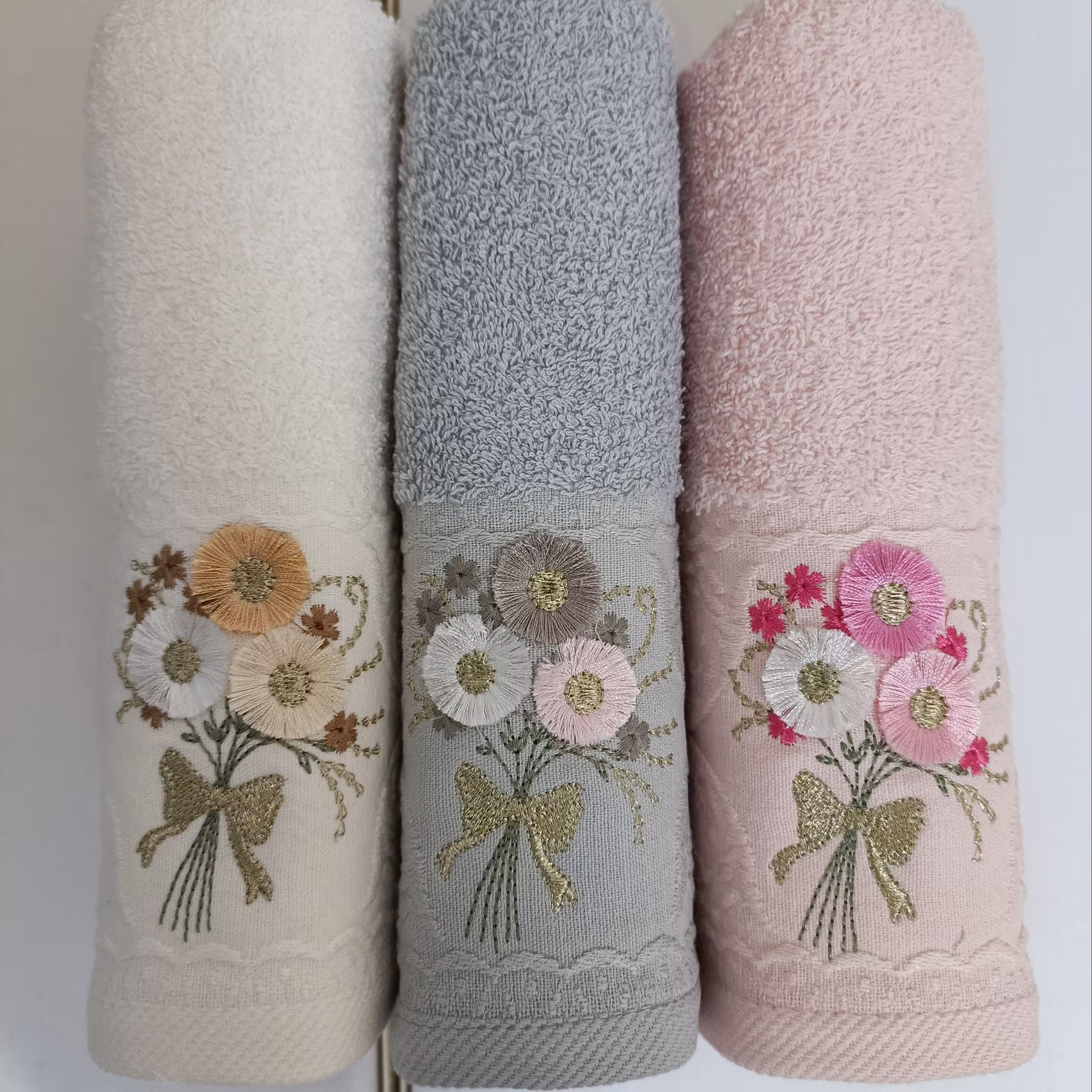 حوله دستی گلدوزی کرالیچه مدل 02 سایز 45 در 90 سانتیمتر