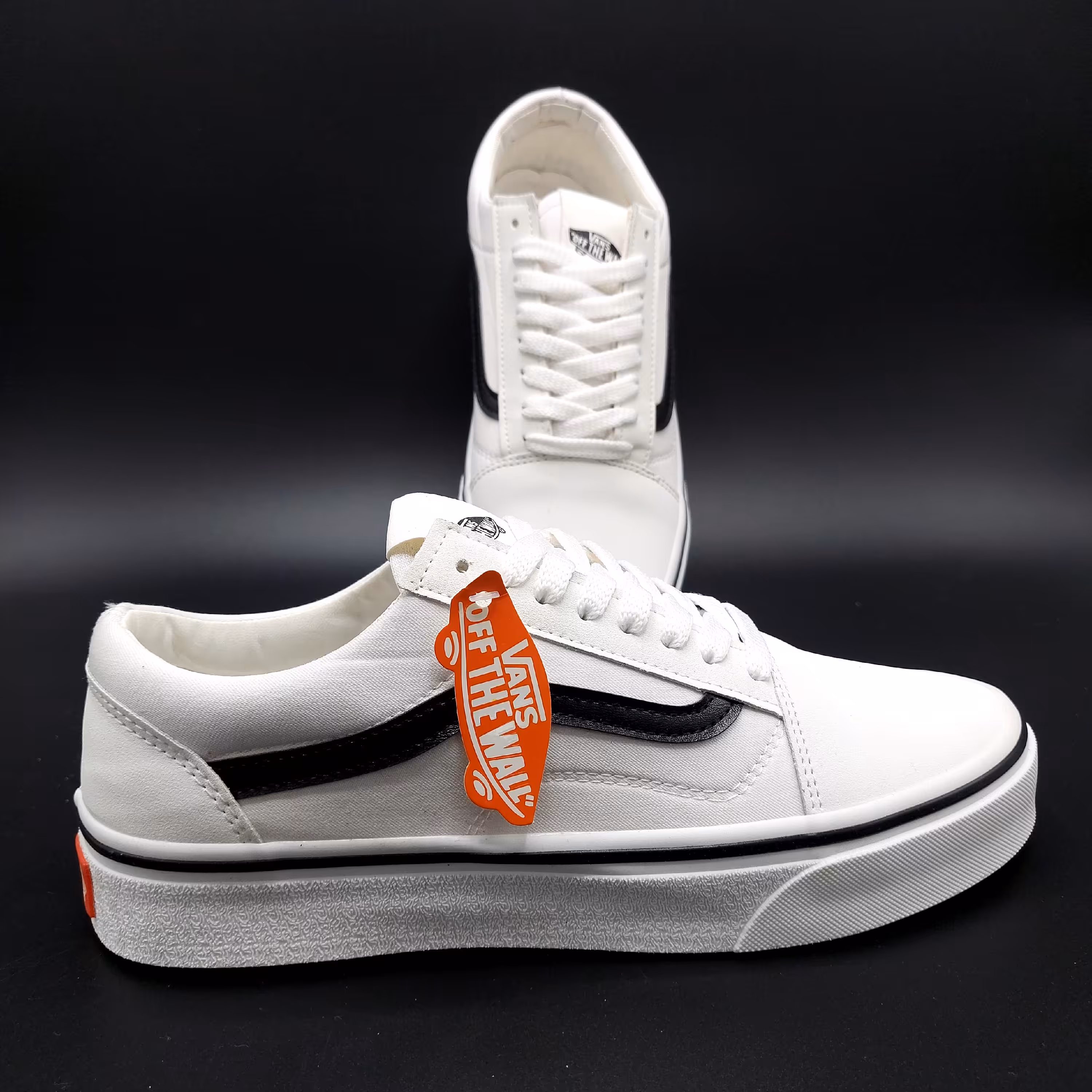 ونس اولد اسکول یه ونس خیلی ساده در عین حال شک و با کلاسه یه زیره نرم و رویه مقاوم داره که باعث حس خوب میشه 41 تا 44 داره