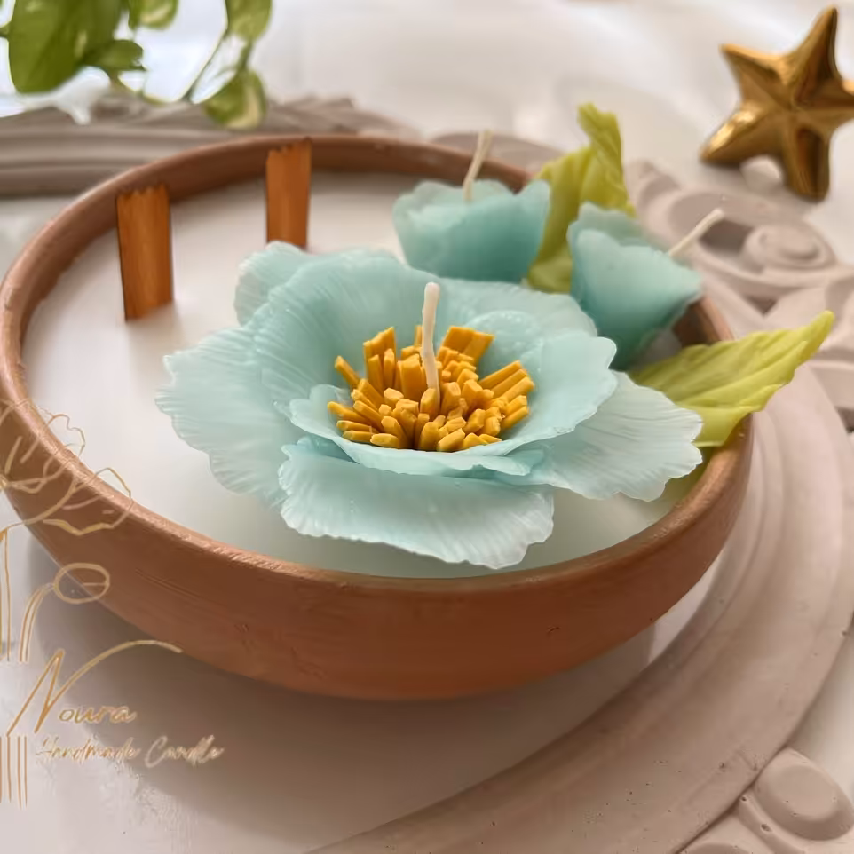 شمع دستساز  ظرف سفالی مدل گل آبی (ارتفاع7 قطر 18 ) 