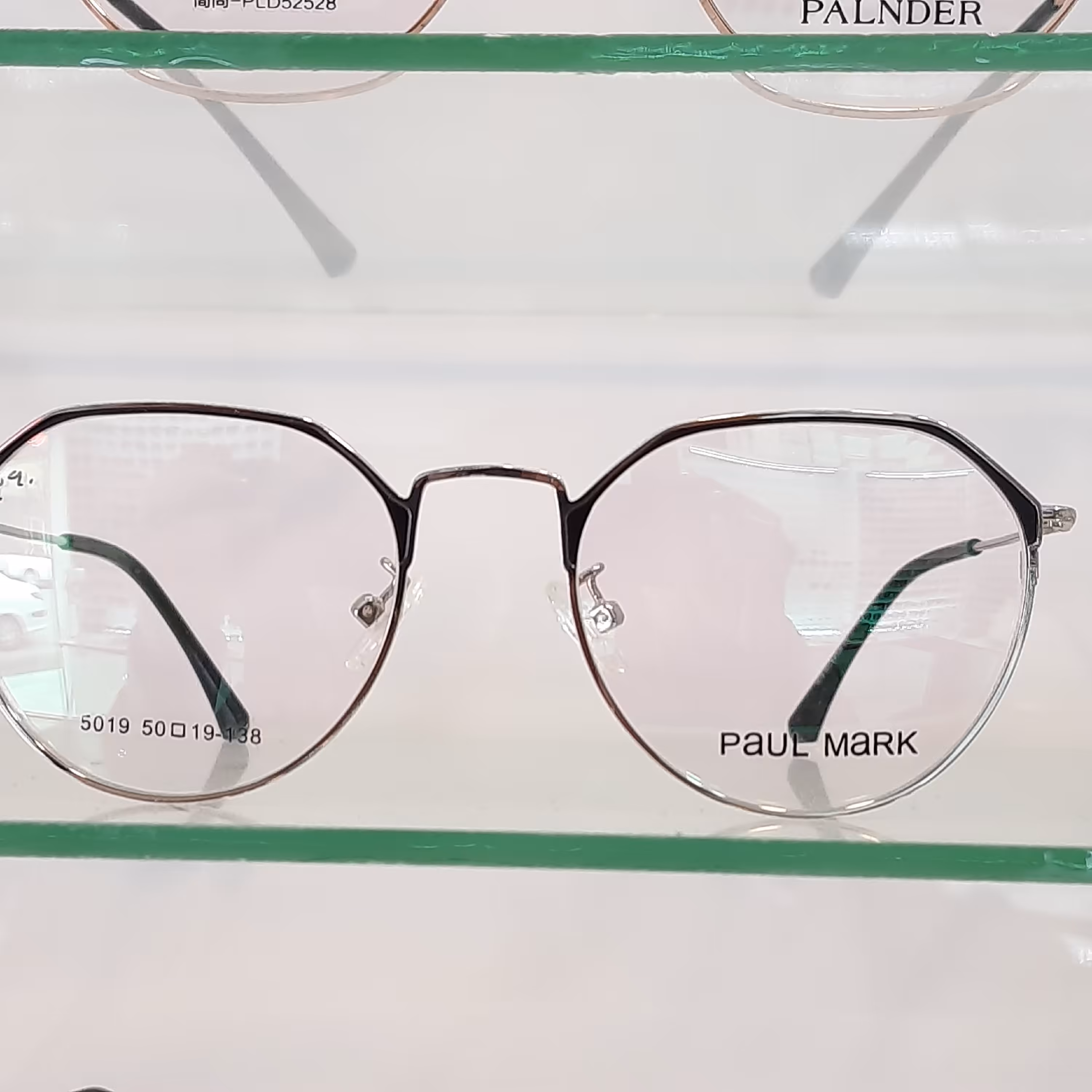 عینک طبی جنسیت فریم تمام قاب فلزی  قابلیت ساخت عدسی طبی را دارد صورت خور بسیار ع