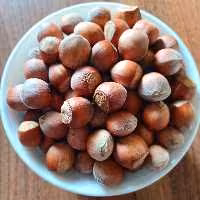 فندق خام با پوست ( بسته )قزوین کاملا خشک و بدون  رطوبت  با وزن خالص 1800 گرم و ارسال رایگان به سراسر ایران 