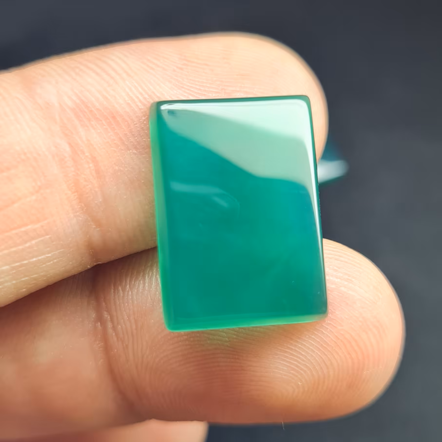 نگین عقیق سبز (مشخصات: طول: 1.8 سانتی متر. عرض: 1.3 سانتی متر. ارتفاع: 0.2 سانتی متر.)