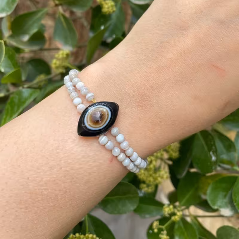 دستبند 
عقیق سلیمانی با میانکار عقیق باباقوری طرح چشم 

