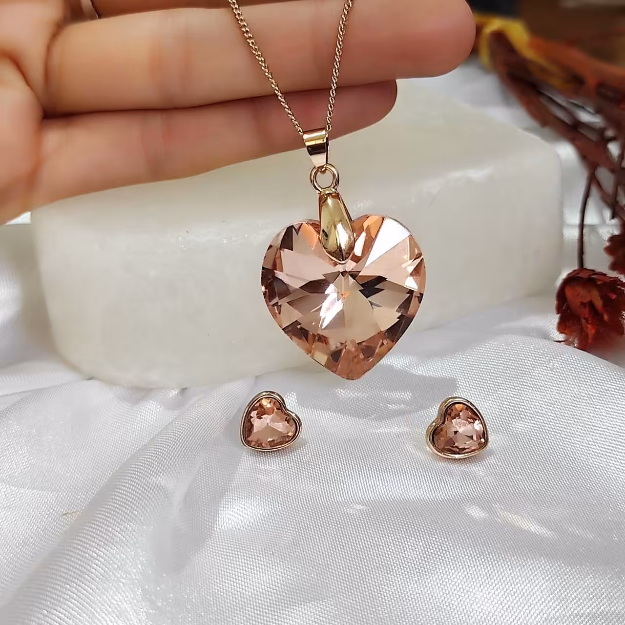 نیم ست نگین سوارسکی با زنجیر بلند فاقد نیما رنگ ثابت و ضد حساسیت مناسب کادو تولد و ولنتاین نیم ست قلب