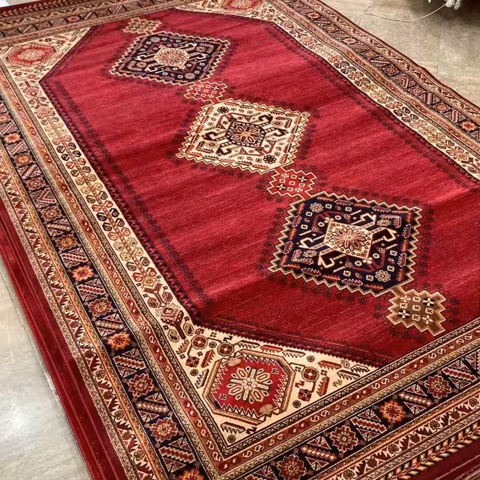 فرش لاکی طرح گبه شانه 500 و تراکم 1000 با جنس نخ پلی پرو پیلن با سایز  1 در 1.5