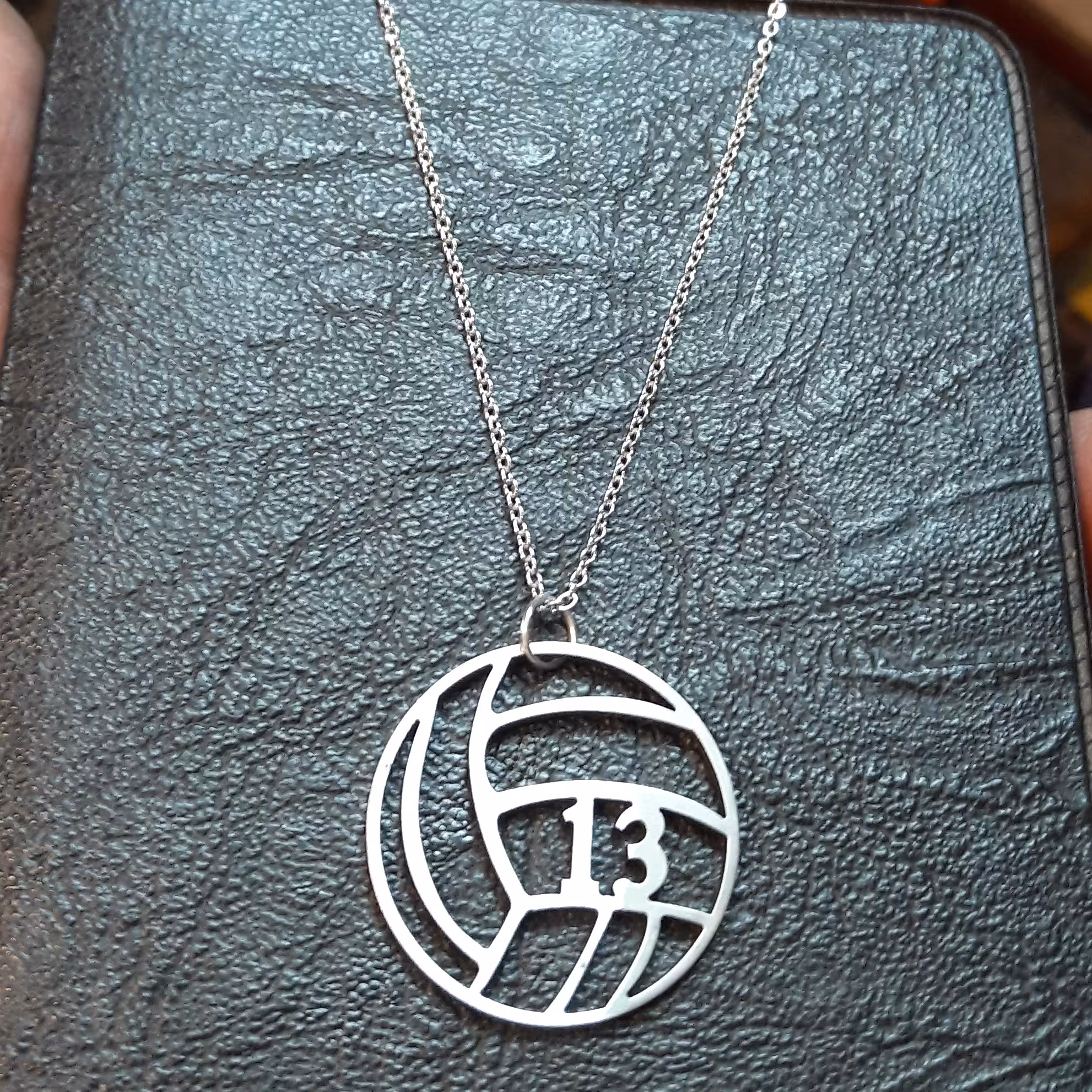 گردنبند توپ والیبال شماره 13