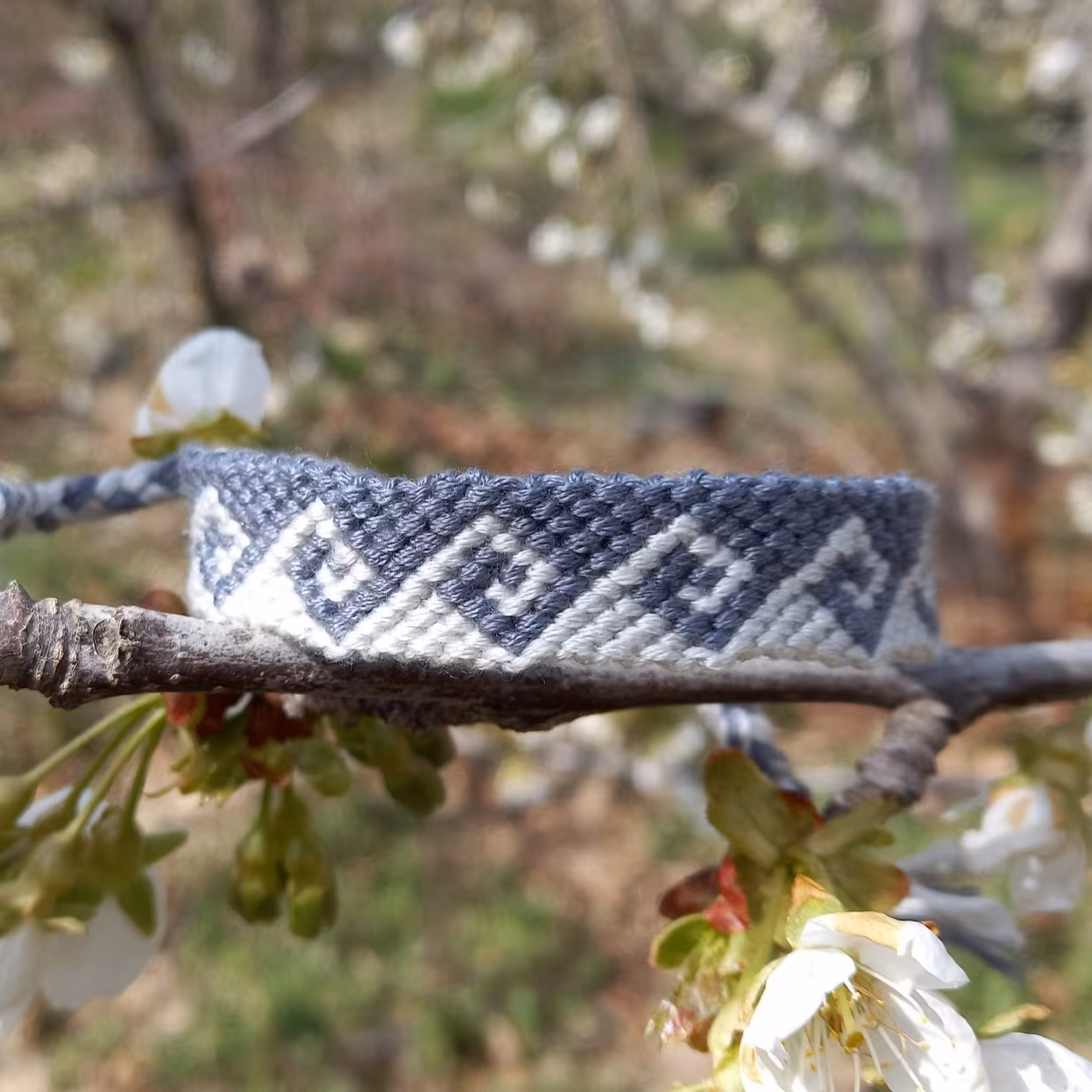 دستبند دوستی دستبافت طرح موانا ( طوسی و شیری) محصول کاملا دستساز تیم گوزن آبی