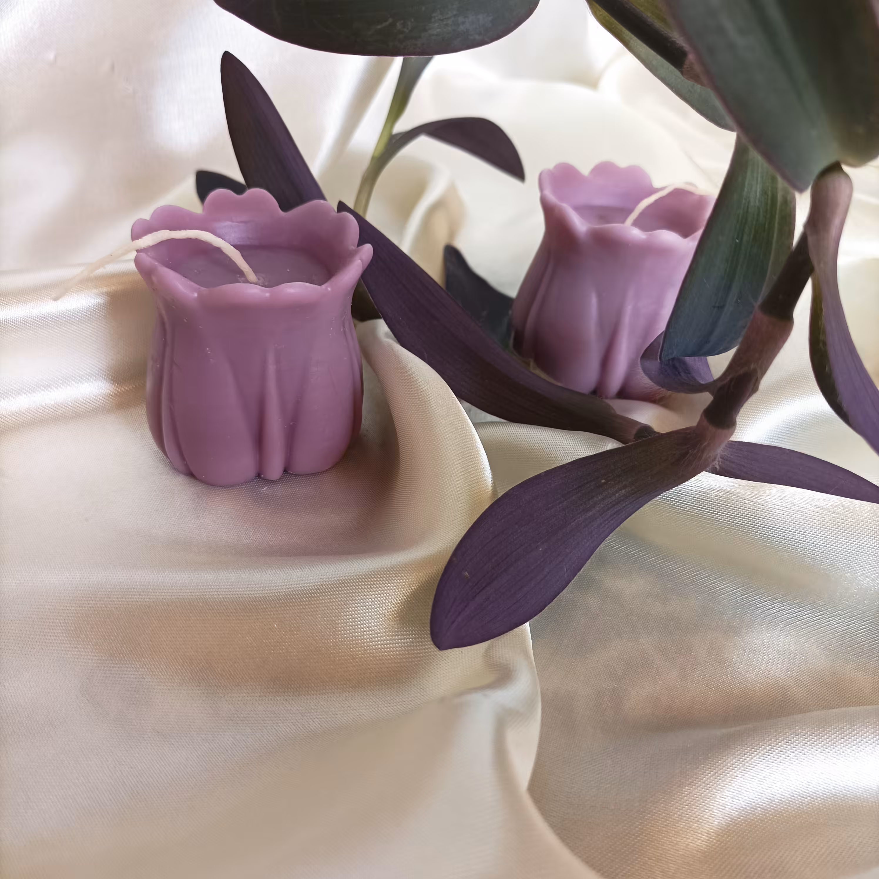 شمع گل لاله ی زیبا،متناسب با دکور منزل شما تهیه ی شده با بهترین پارافین