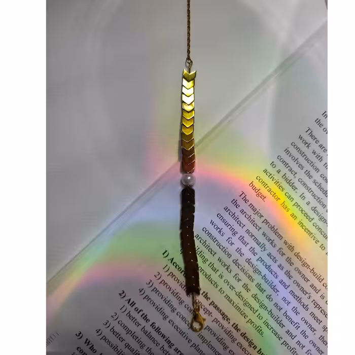 دسبند حدید پیکانی طلایی و مروارید تمام استیل