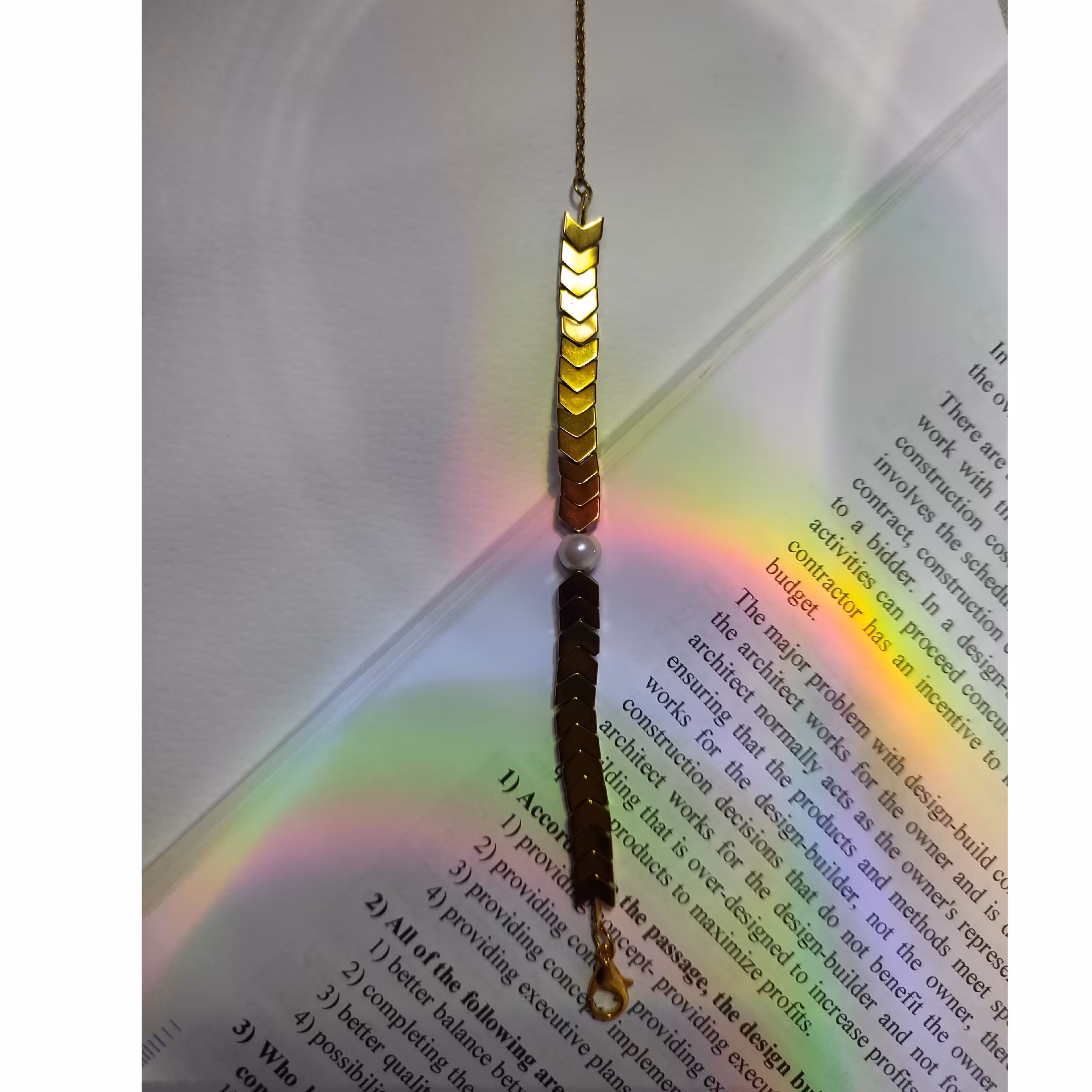 دسبند حدید پیکانی طلایی و مروارید تمام استیل