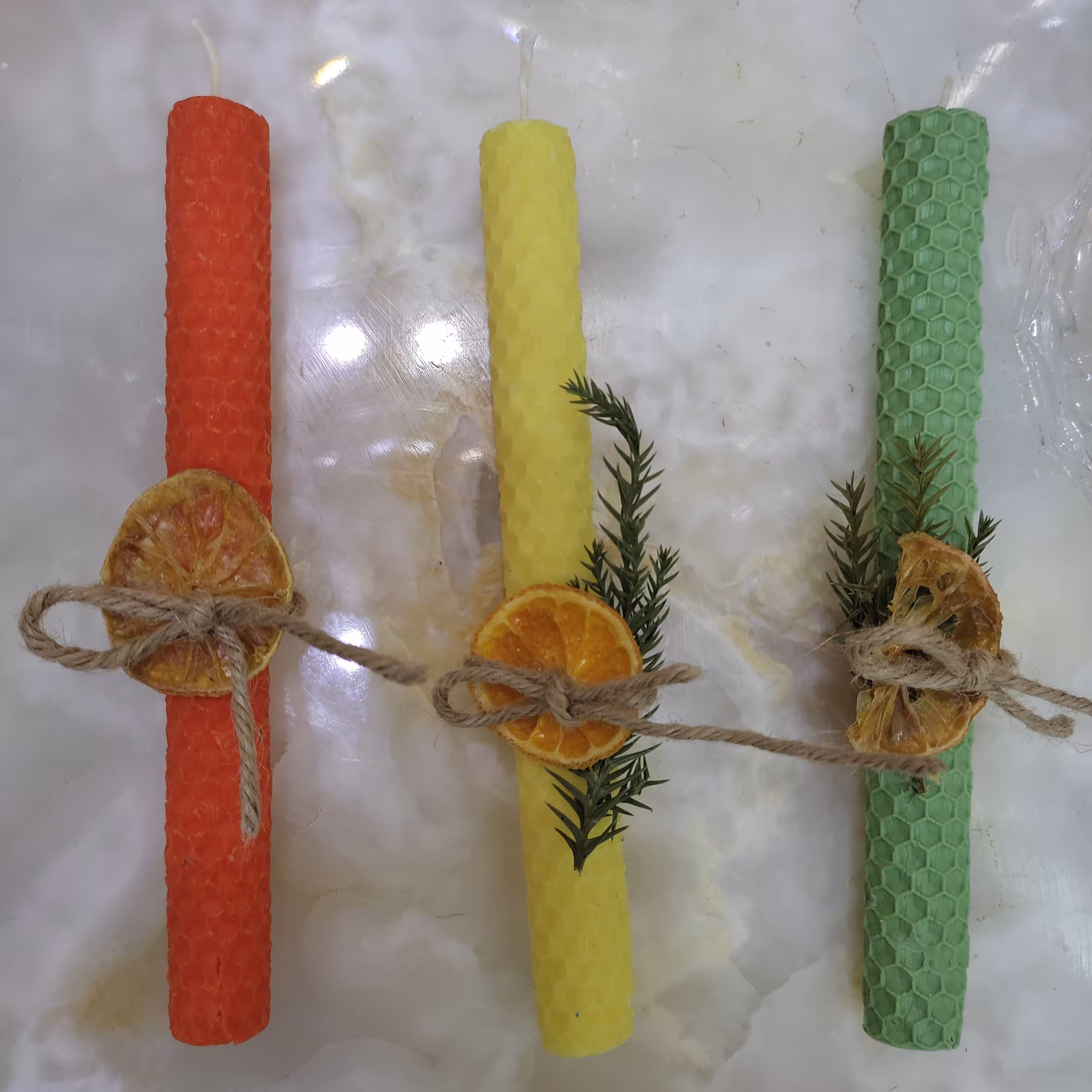 شمع موم عسل طبیعی باریک 18 سانت قطر یک ونیم تا دو سانت  با تزیین پرتقال 