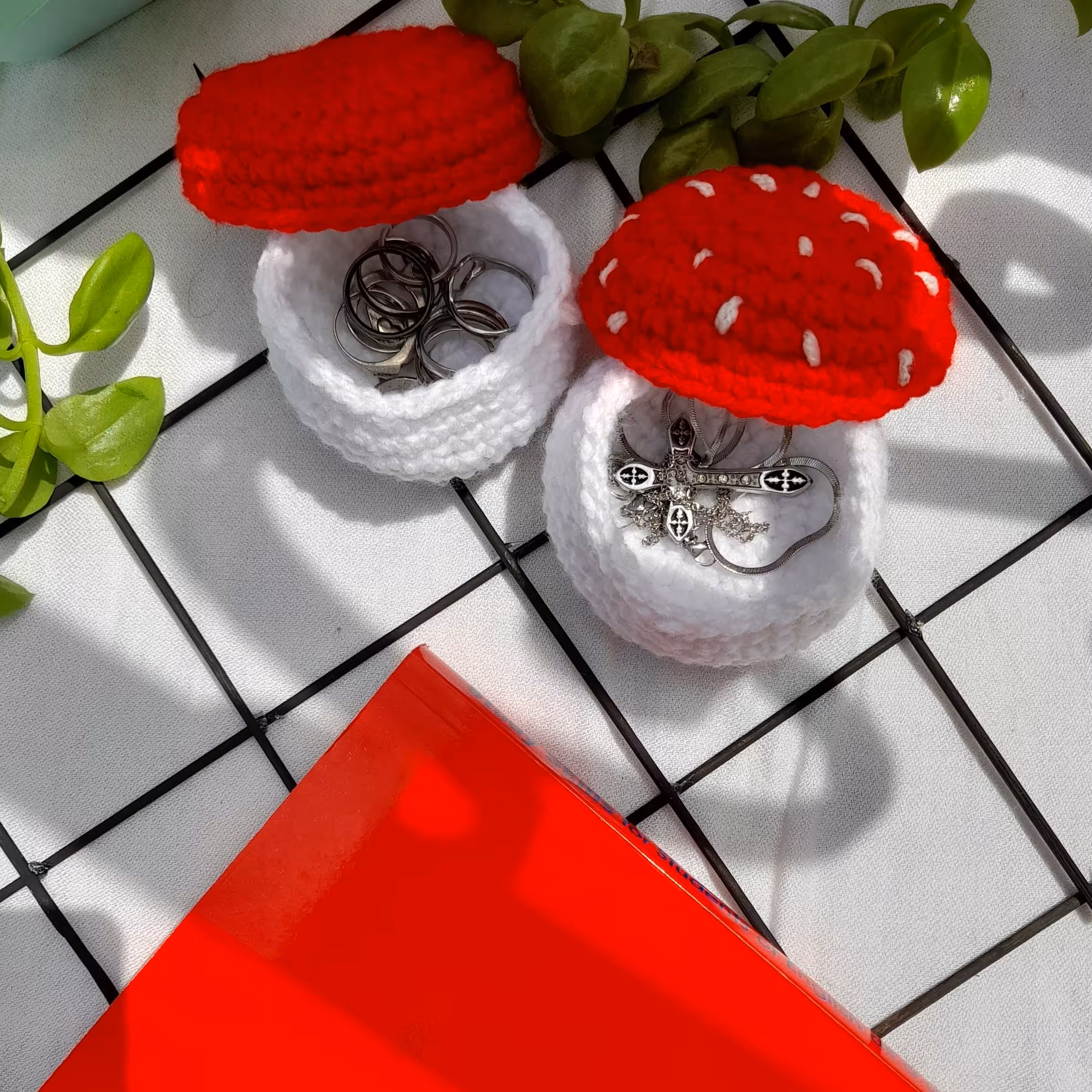 جا جواهری بافتنی قارچی تپل سفید و قرمز مناسب برای جواهرات 