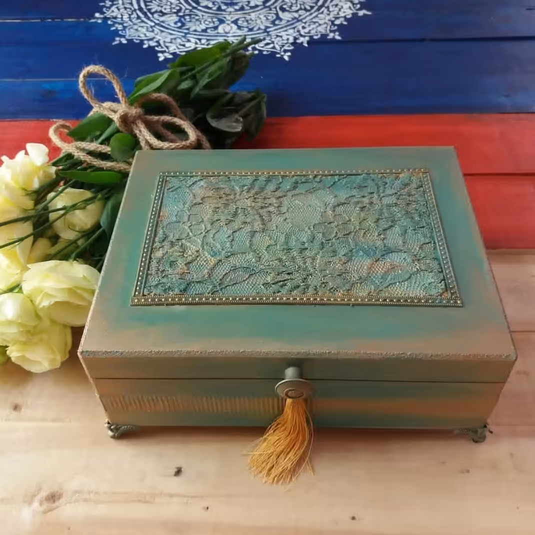 جعبه چوبی پتینه شده برجسته طراحی شده با دست و رنگ ثابت قابل تمیز کردن با دستمال مرطوب