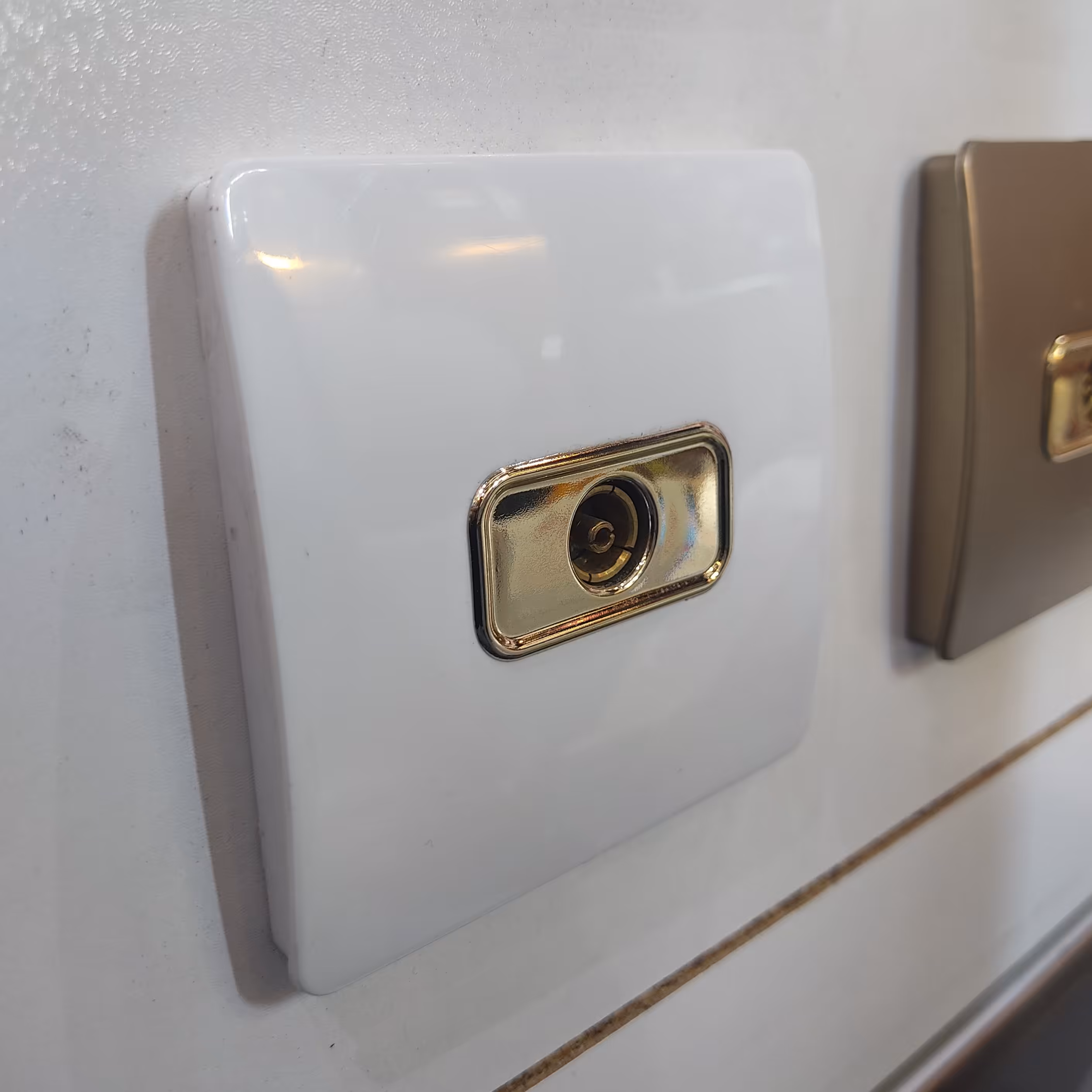 پریز انتن اسیا مدل کریستالی سفید طلایی