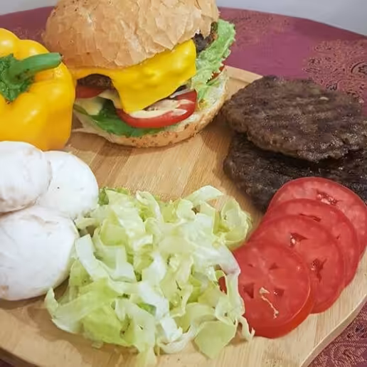 همبرگر مخلوط گوشت شتر و گوساله