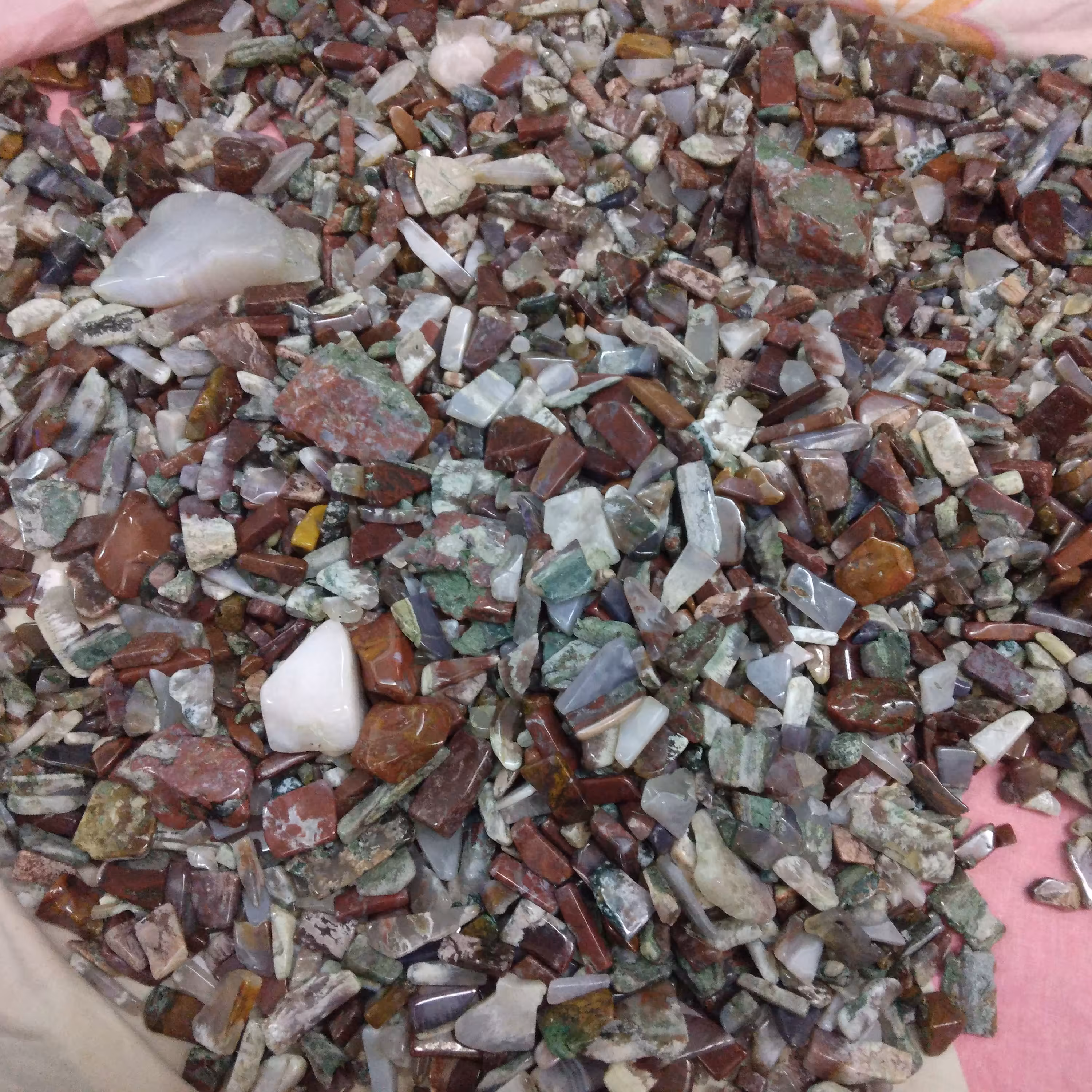 سنگهای  رنگی عقیق در اندازه‌های مختلف 