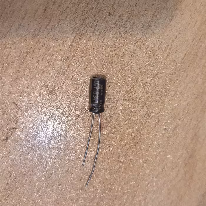 خازن الکترولیت 10 میکرو فاراد 63 ولت پک بسته 30 عددی  کد محصول 31