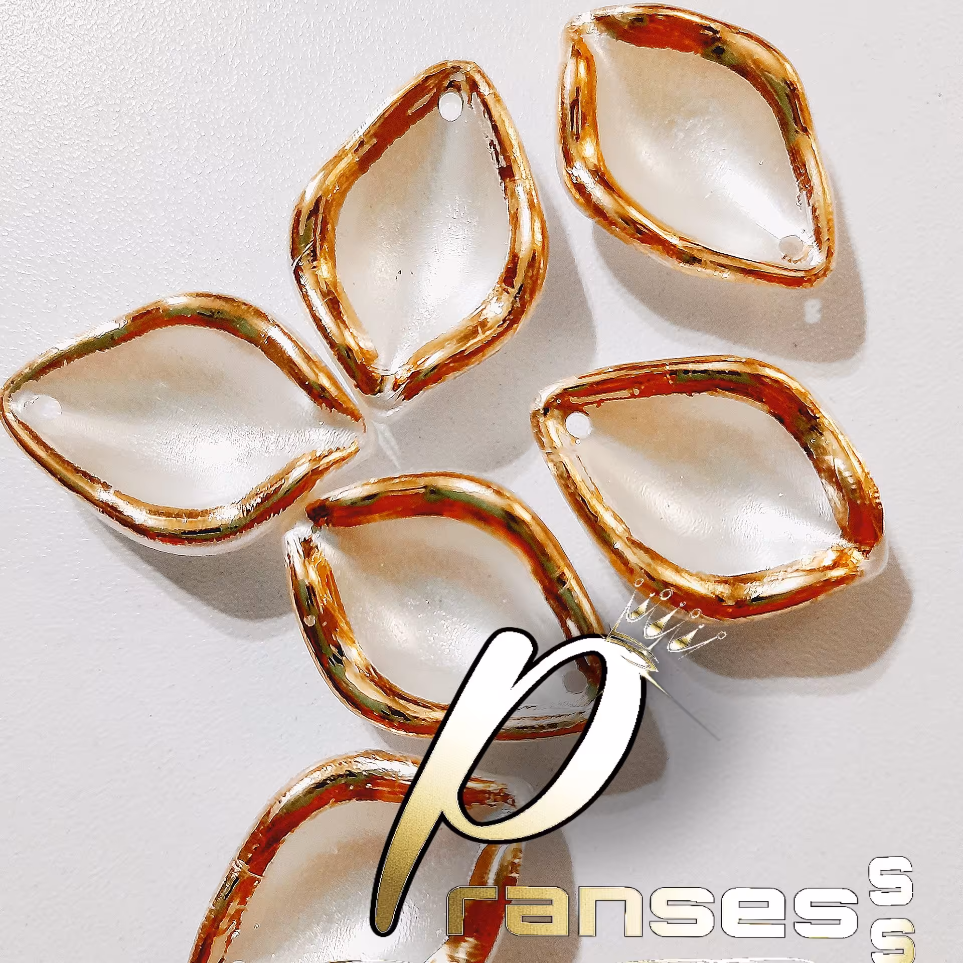 گلبرگ کریستالی خارجی رز کلوعه رنگ سفید لب طلا براق رنگ ثابت  (بسته 10عددی)