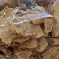 نان خشک یزدی تهیه شده از آرد سبوسدار محلی