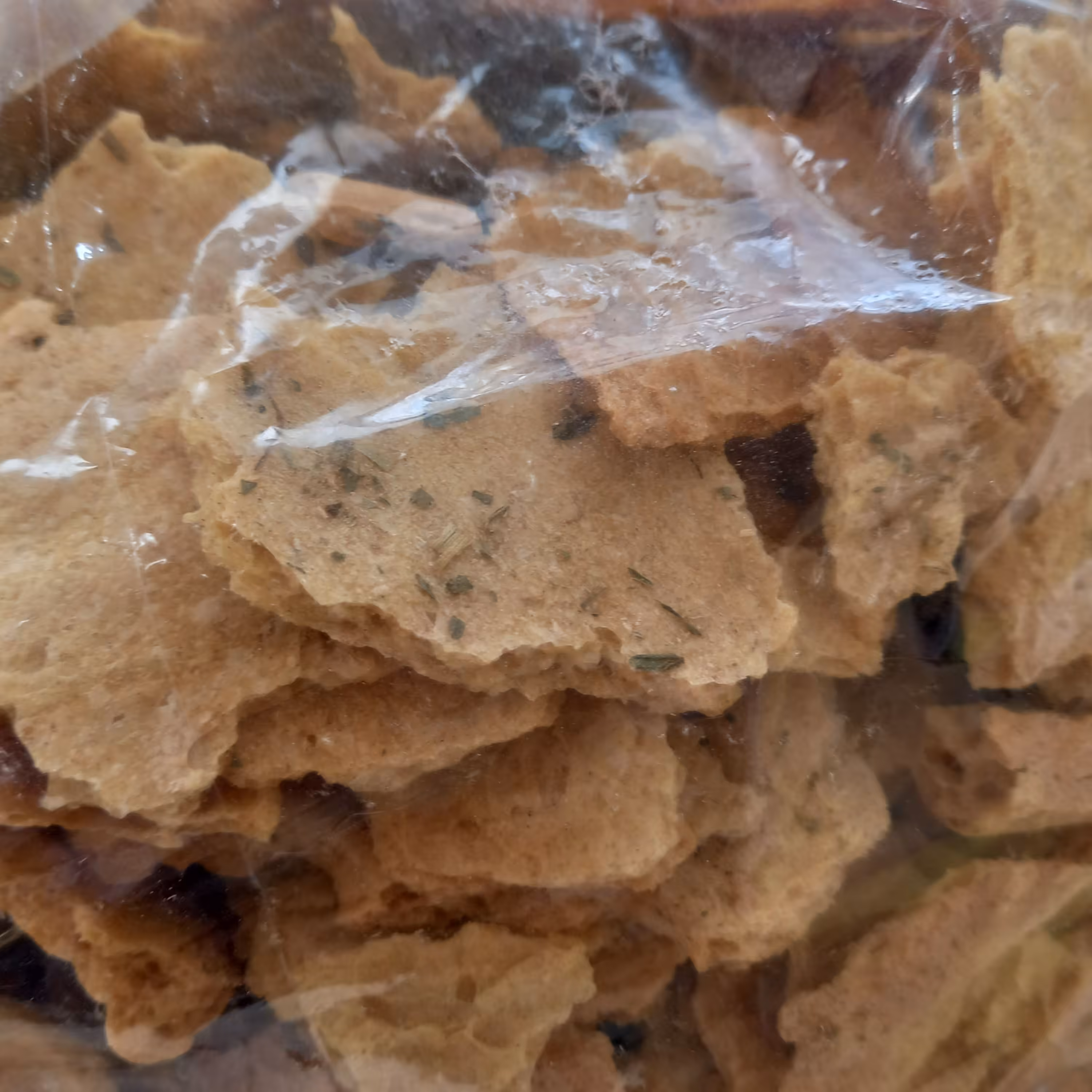 نان خشک یزدی تهیه شده از آرد سبوسدار محلی