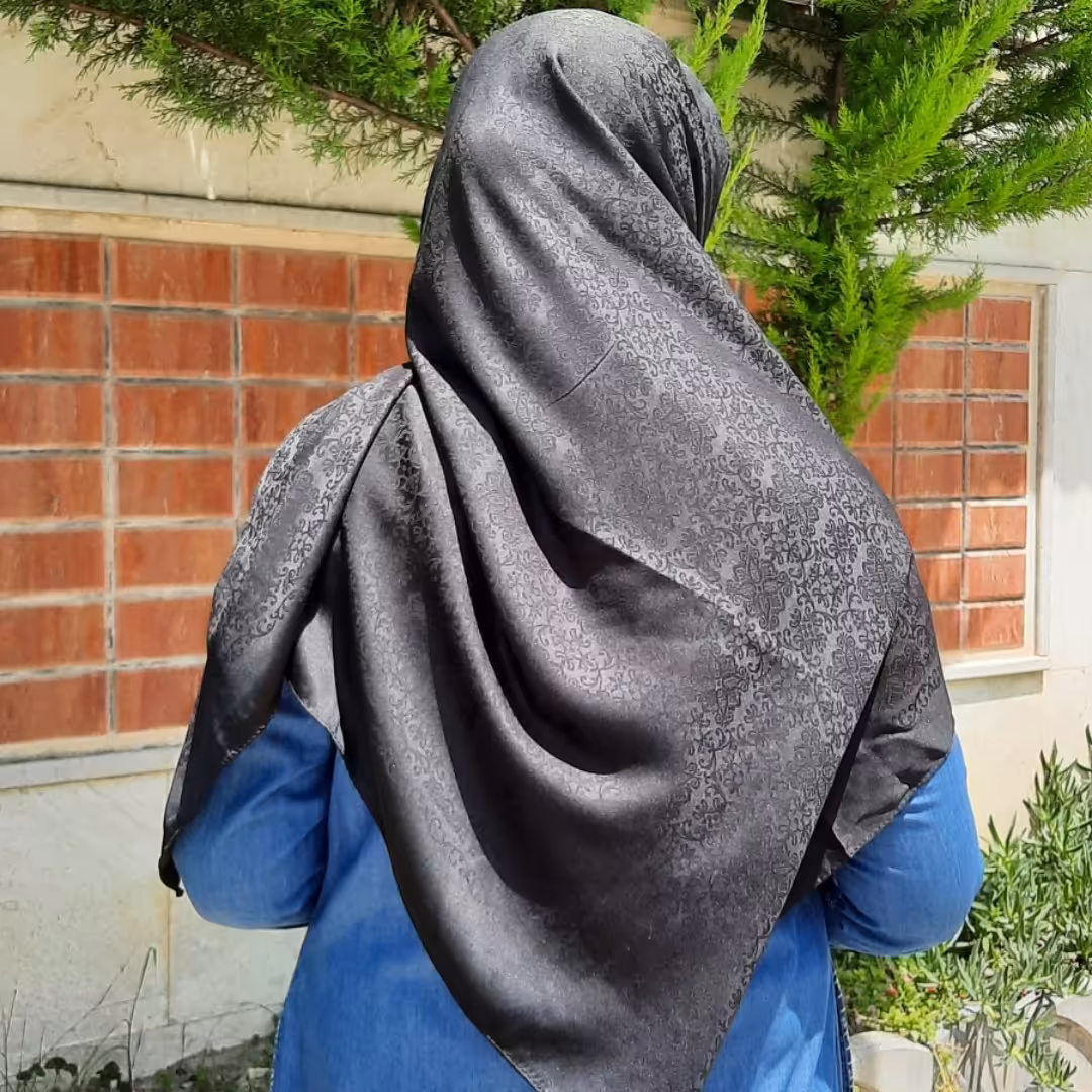 روسری مشکی نخ ابریشم ژاکاردطرح 1 قواره 130 بازاری دورچرخ دوز ایستایی خوبی داره جلوی روسری هم حالت تیز قرار میگیره هم گرد