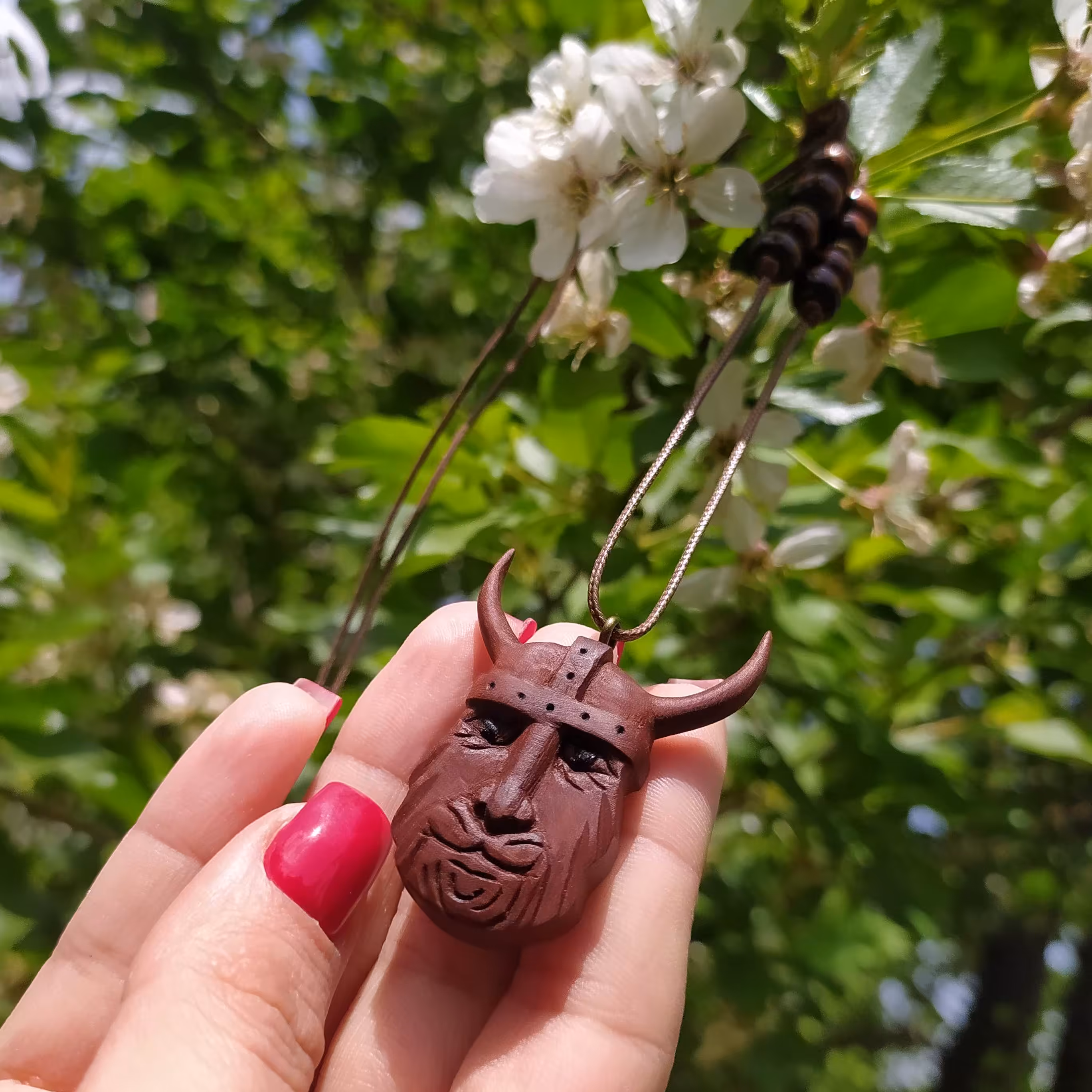 گردنبند چوبی طرح وایکینگ با کلاه شاخدار