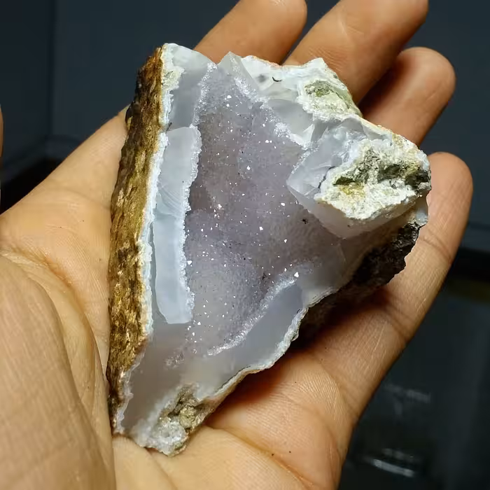 سنگ راف آمتیس آمیتیس آماتیس بلور شکری با تلالوئی بی نظیر و چشم نواز صد در صد طبیعی کلکسیونی  کد 10668