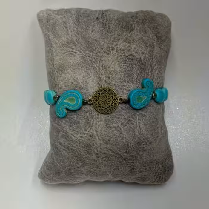 دستبند مدل آسانسوری با مهره های طرح فیروزه آبی طرح بته جقه وعدسی و خرج کار برنزی شمسه