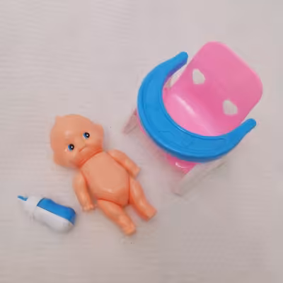 عروسک نوزاد مفصلی بهمراه صندلی کودک و شیشه شیر