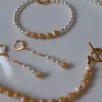 ست گردنبند و دستبند وگوشواره جنس مروارید شل سفیدو مروارید صدف کاراملی دستساز 