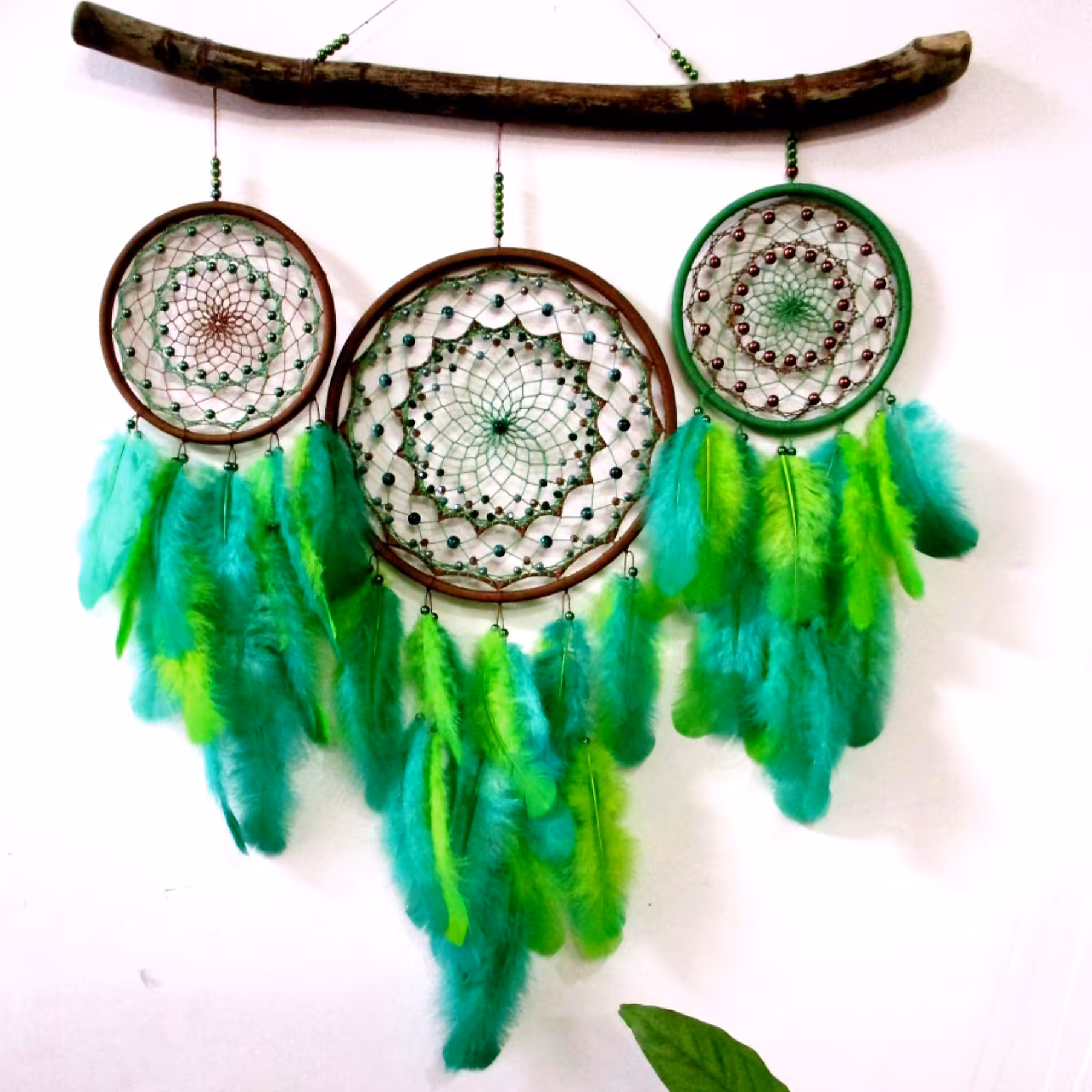 دیوار کوب دریم کچر سبز زیبا با مهره های براق منشوری و آبرنگی