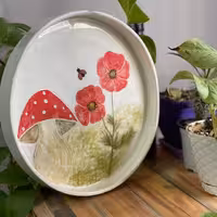 دیس دست ساز سرامیکی گرد از مجموعه شقایق با قطر 24 سانت 