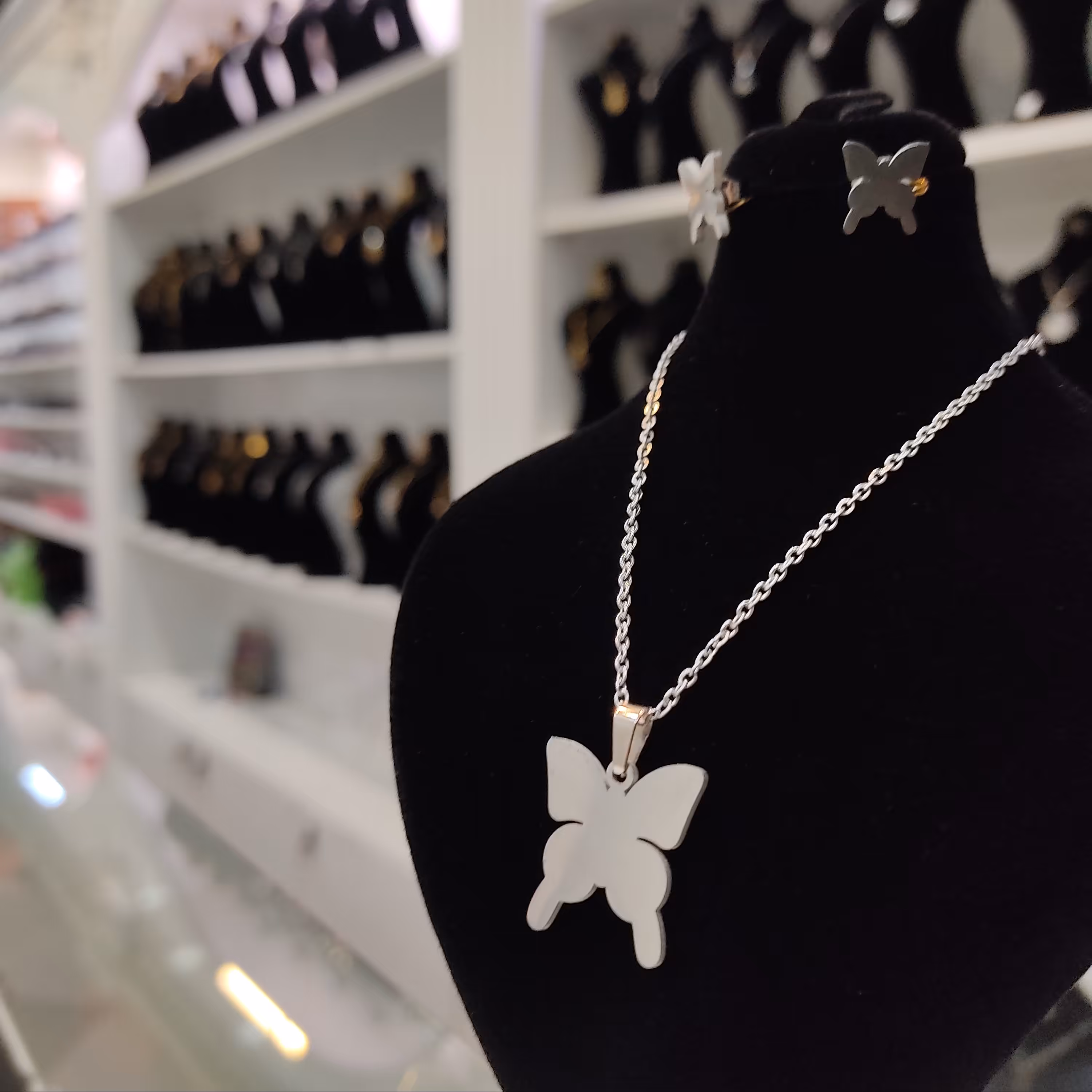 نیمست پروانه نقره ای استیل رنگ ثابت ضمانتی همراه زنجیر استیل