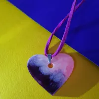 گردنبند رزینی طرح قلب صورتی