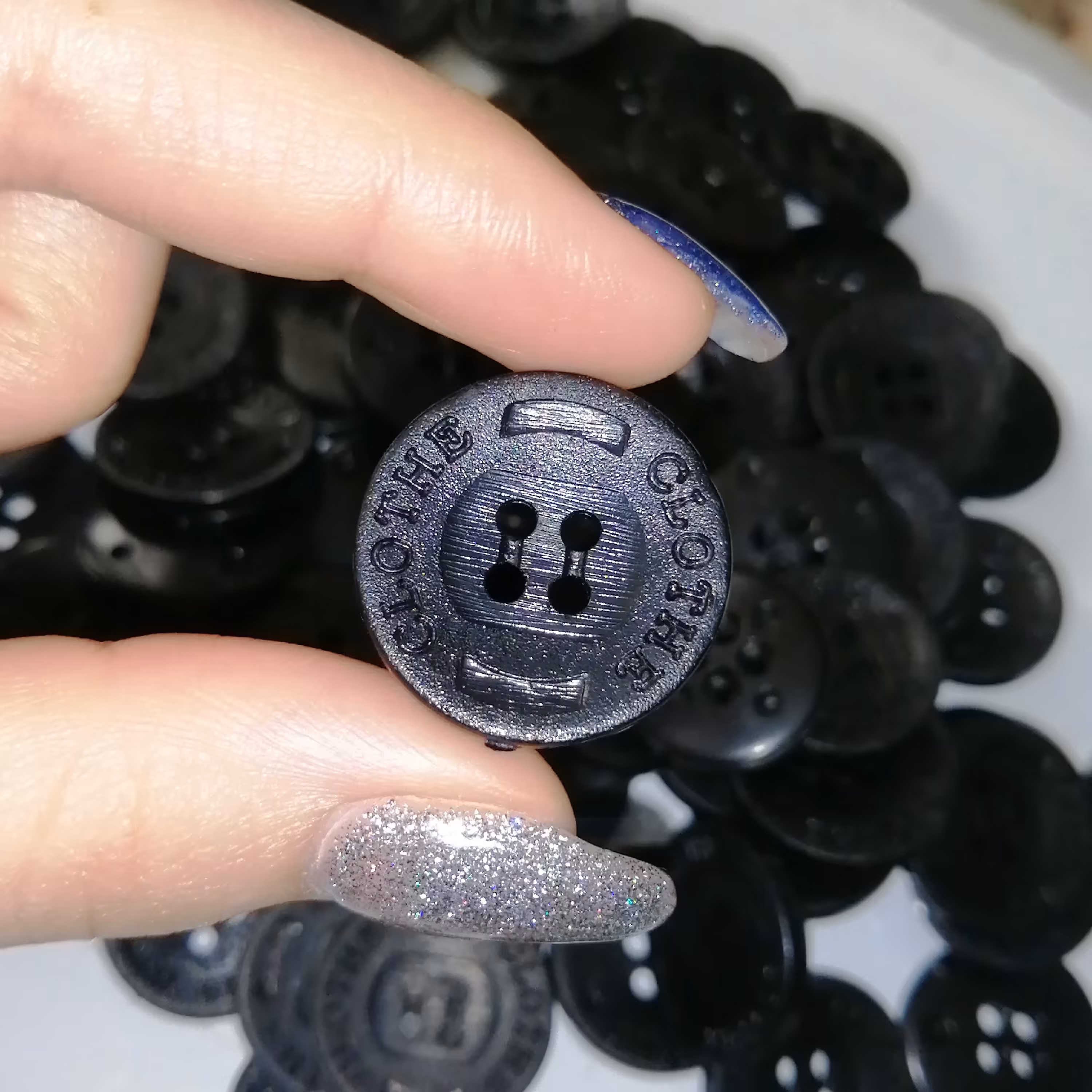 دکمه لباس طرح دار   مشکی در بسته 10  عددی 