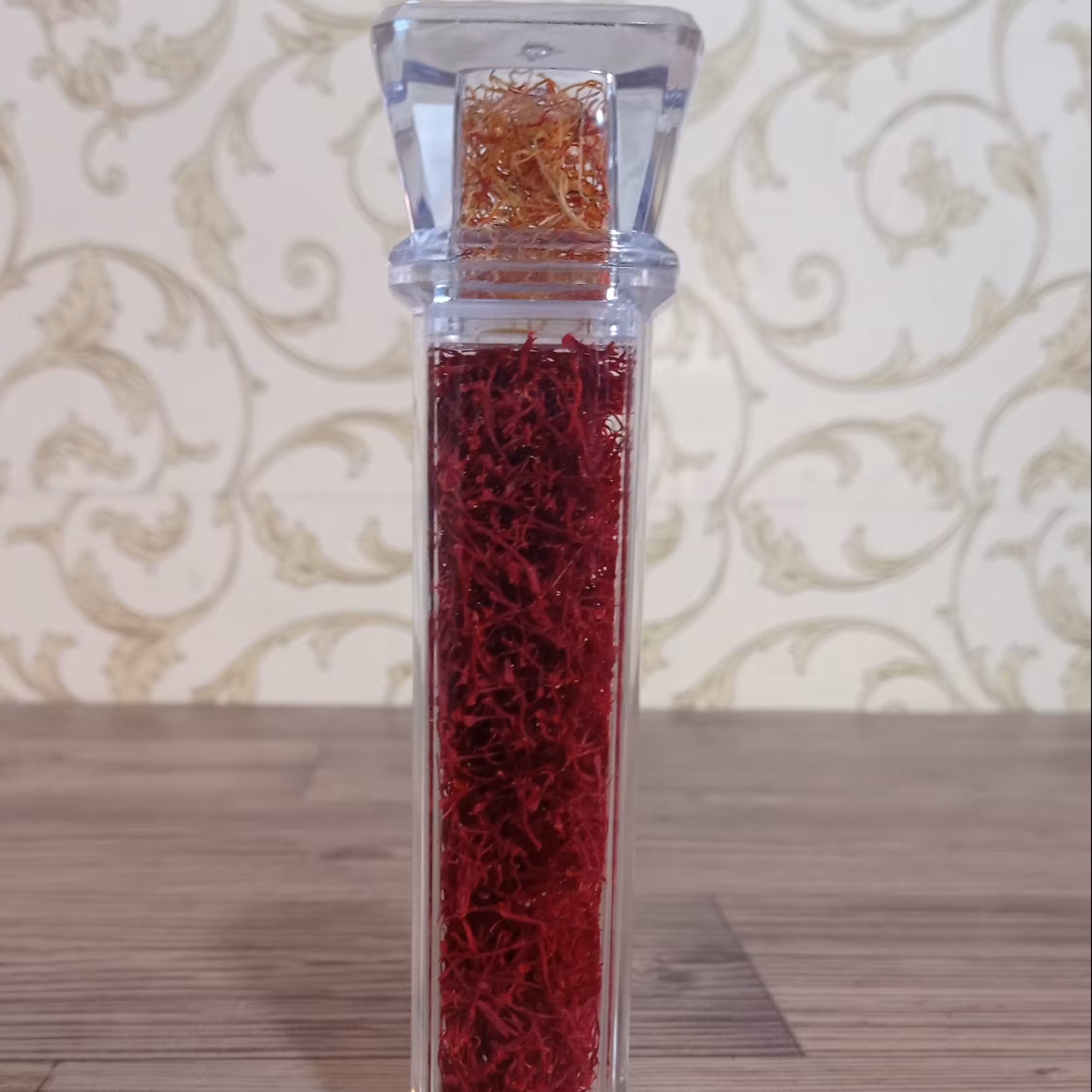 زعفران نگین با بسته بندی رویال یک مثقالی زعفرانیه