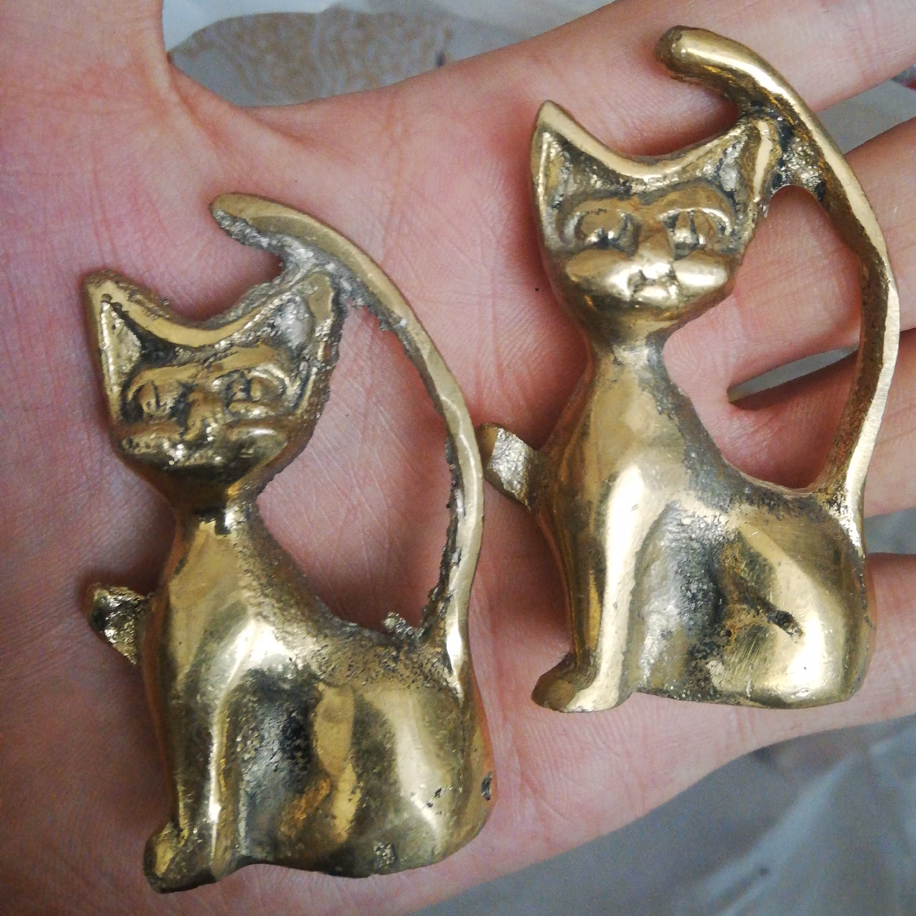 مجسمه  گربه برنجی جفتی مناسب برای دکور و اکسسوری گربه برنزی