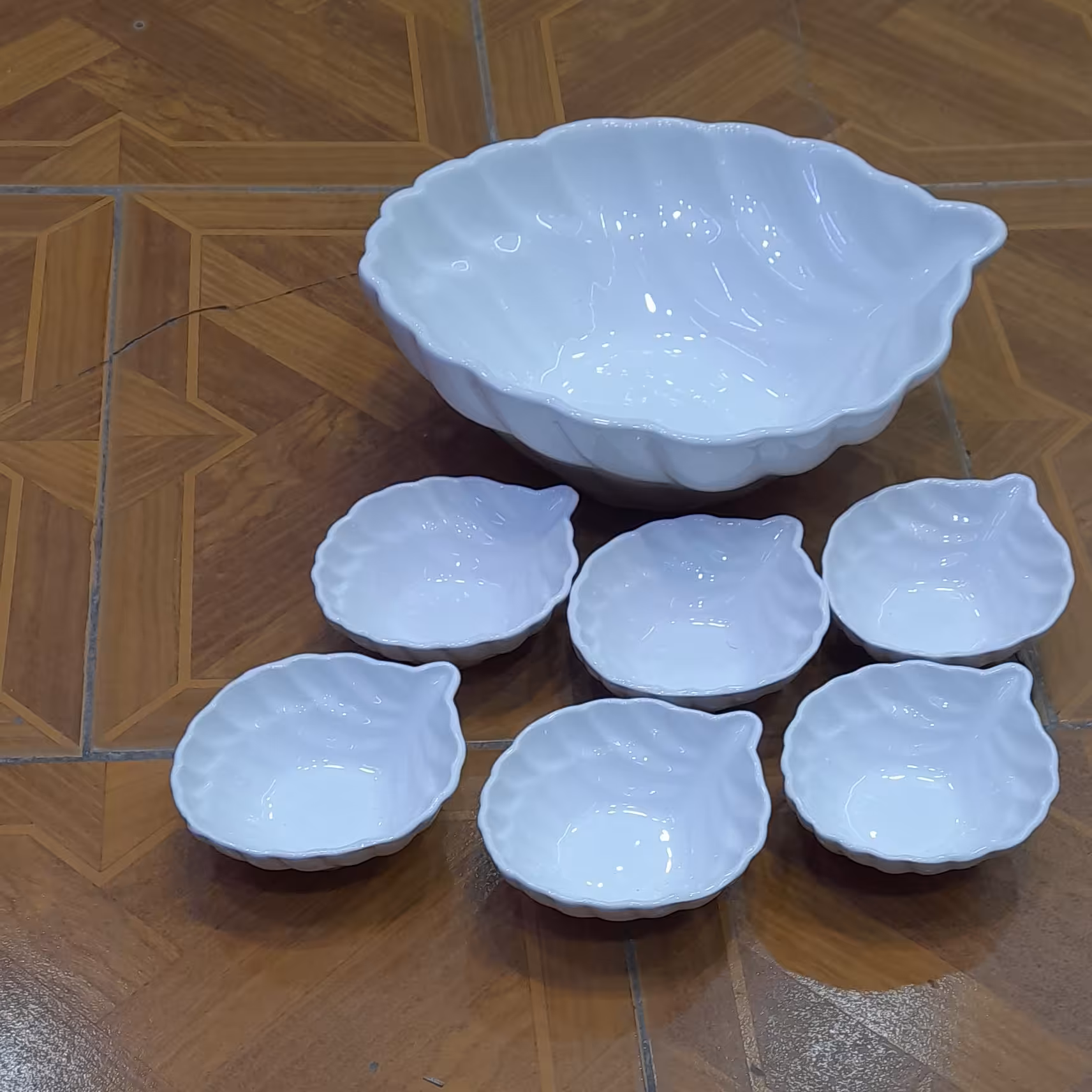 آجیل خوری 7 پارچه سفید طرح برگ 6 عدد پیاله کوچک 1 عدد کاسه بزرگ درجه یک 