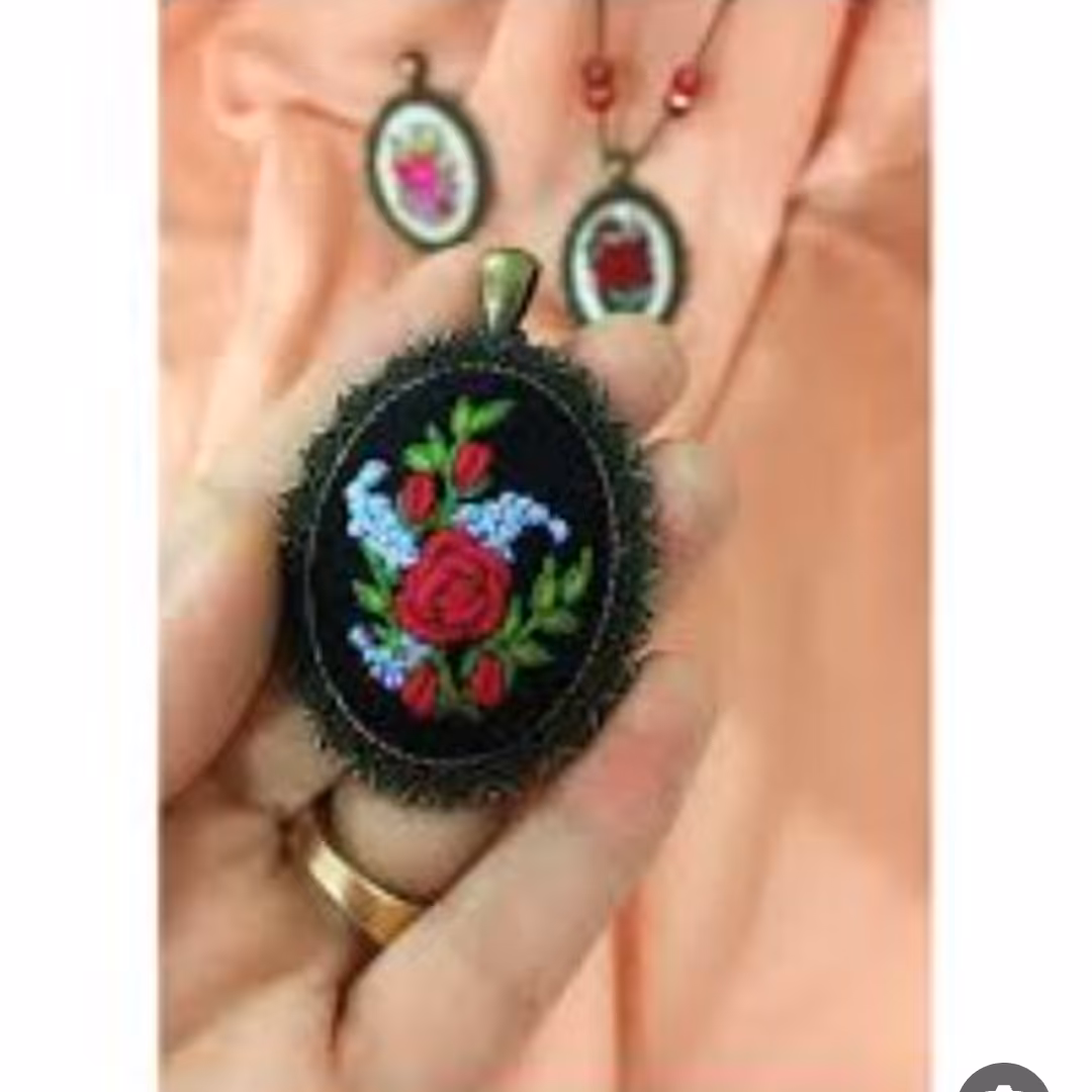 ست کامل گلدوزی شده  شامل گردنبند،دستبند،انگشتر،گوشواره،سنجاق سینه،گیره روسری،سر کلیدی.به صورت تکی هم به فروش میرسه