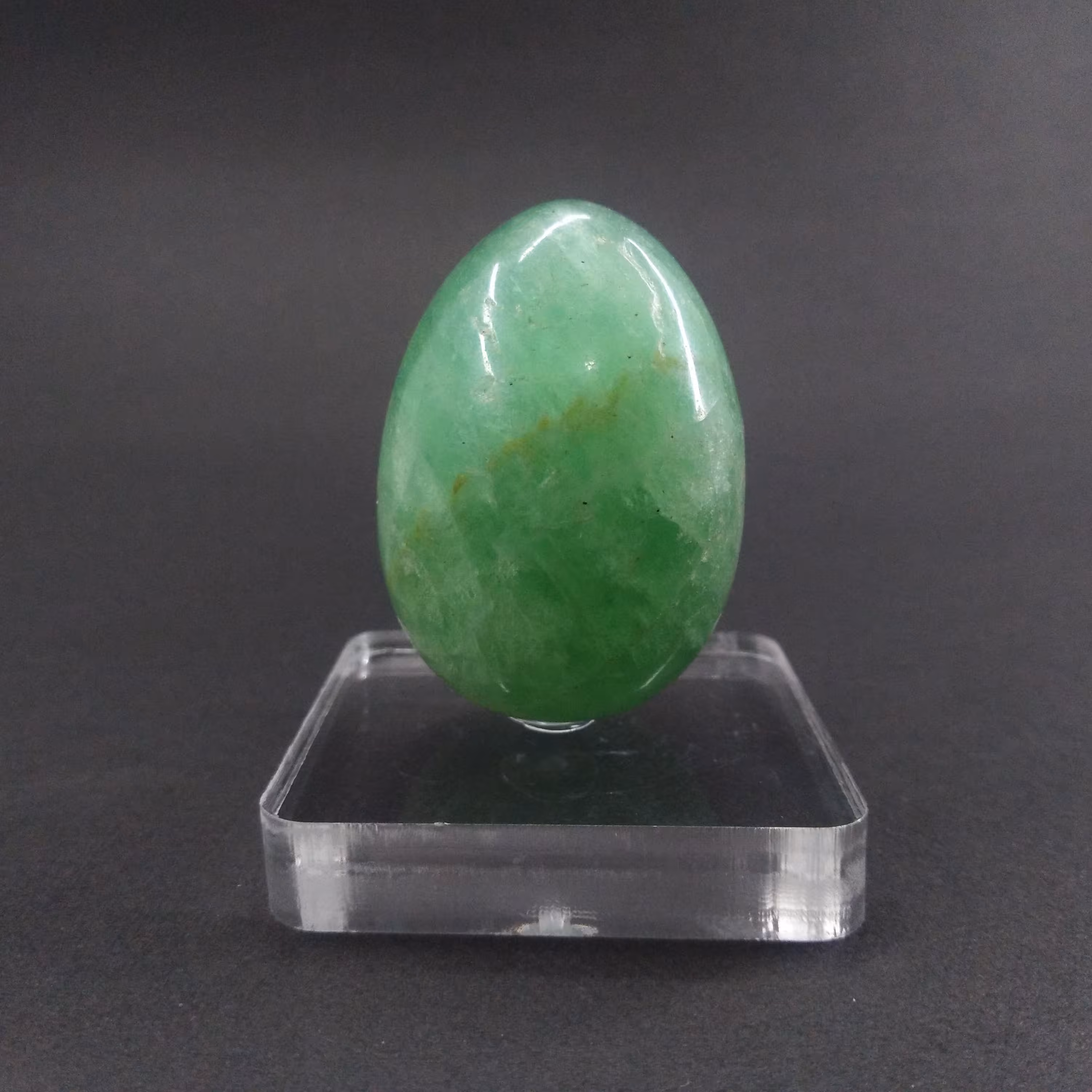 سنگ فلوریت  سبز طبیعی تراش تخم مرغی با پایه