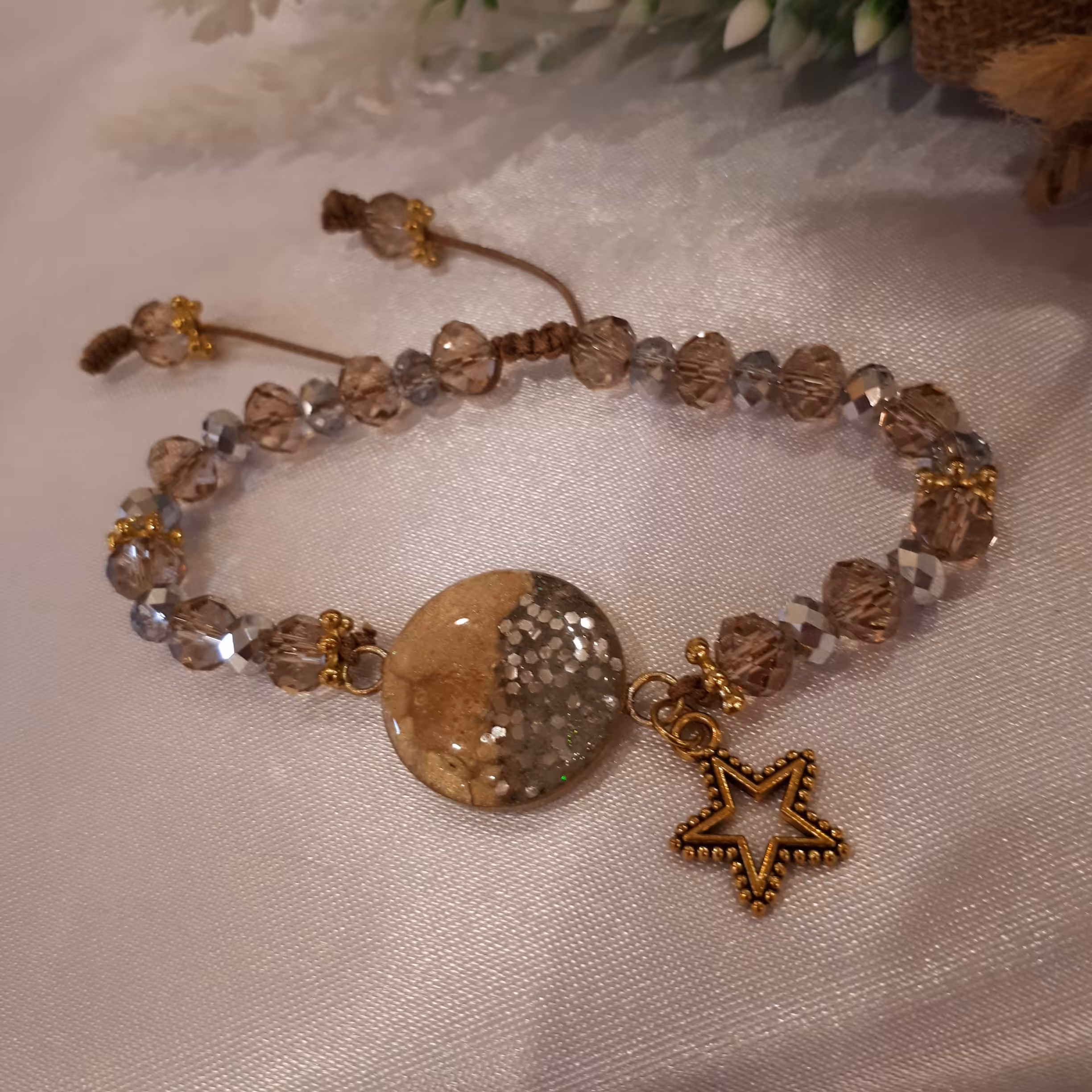 دستبند با مهره های کریستالی و قاب برنجی قابل تنظیم با دست 