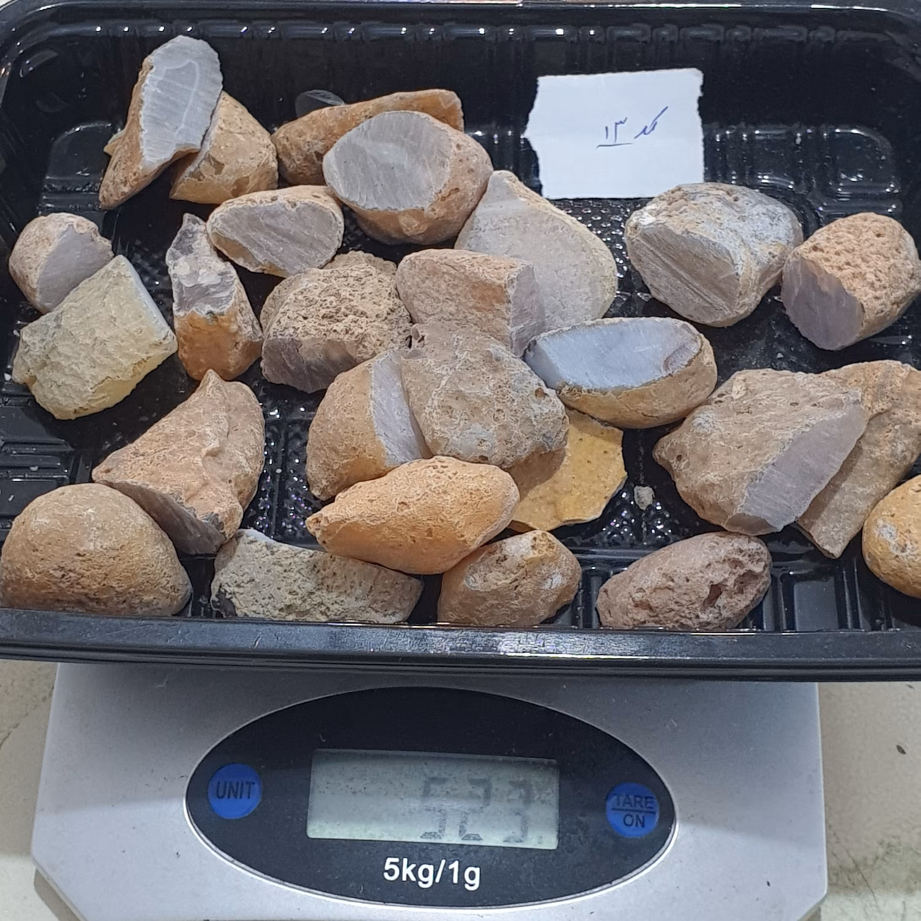 حدود نیم کیلو راف عقیق سلیمان توپی ریز  زیبا و چند رنگ چند پوست 