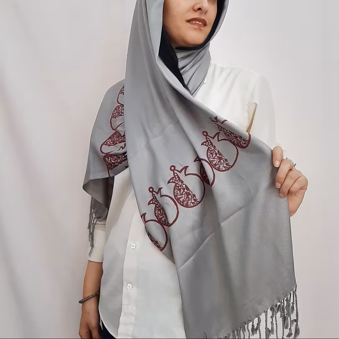 شال مخصوص شب یلدا طوسی رنگ با چاپ زرشکی .