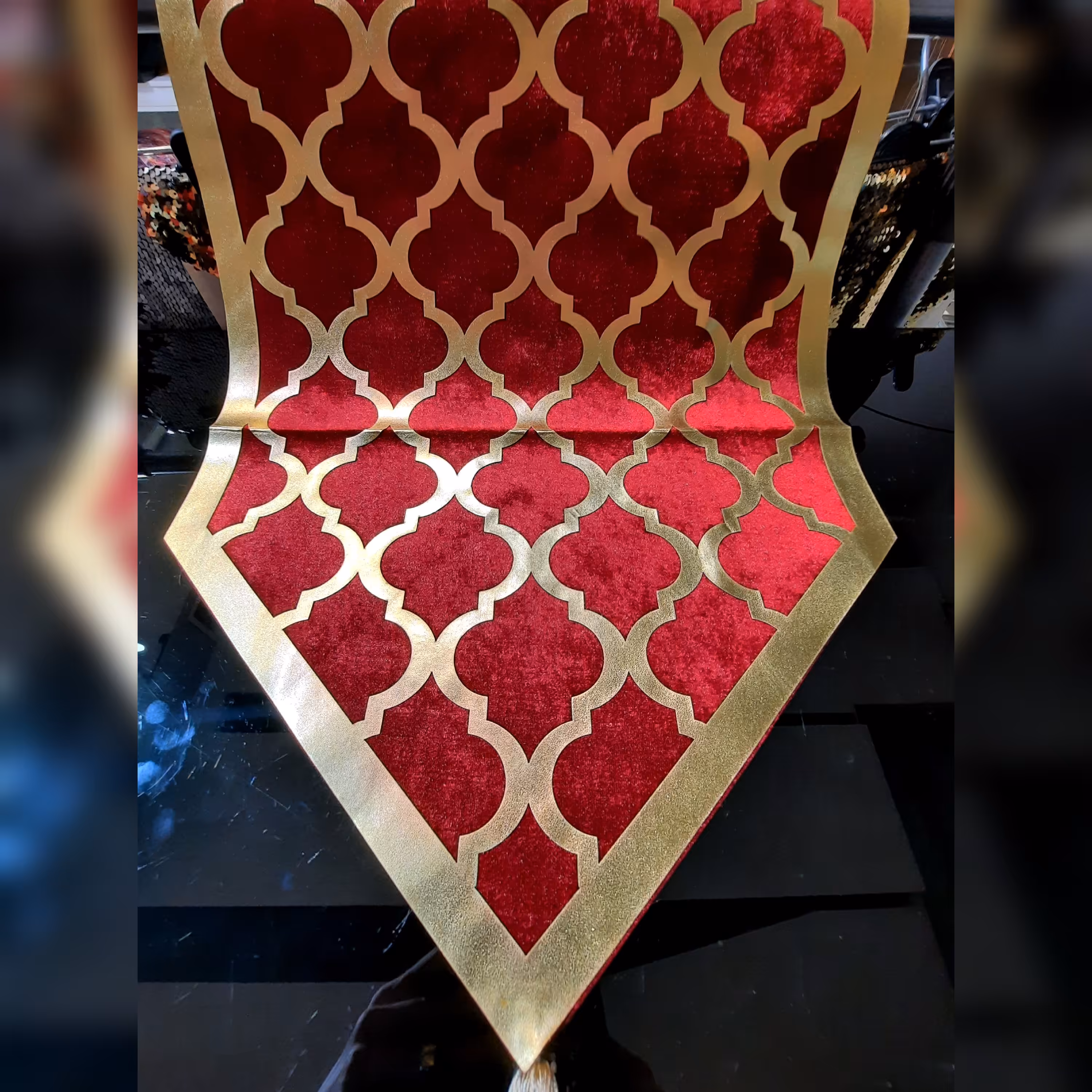 رومیزی 3تکه مخمل و چرم رتگ طلایی زرشکی زیبا شامل جلومبلی و 2عدد عسلی